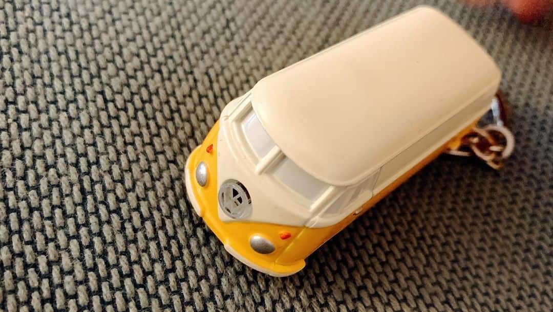 氷浦紫さんのインスタグラム写真 - (氷浦紫Instagram)「⚠️音量注意  ワーゲンバスのキーホルダーをパパが買ったら、気に入りすぎた息子ちんは自分のものも買ってもらいました。  誰に買ってもらったの？ おじさんじゃないよ てくだりが最高。   #Volkswagen#ワーゲンバス#車大好き#黄色いワーゲン見たら幸せになるらしい」10月15日 14時53分 - yukalihiula