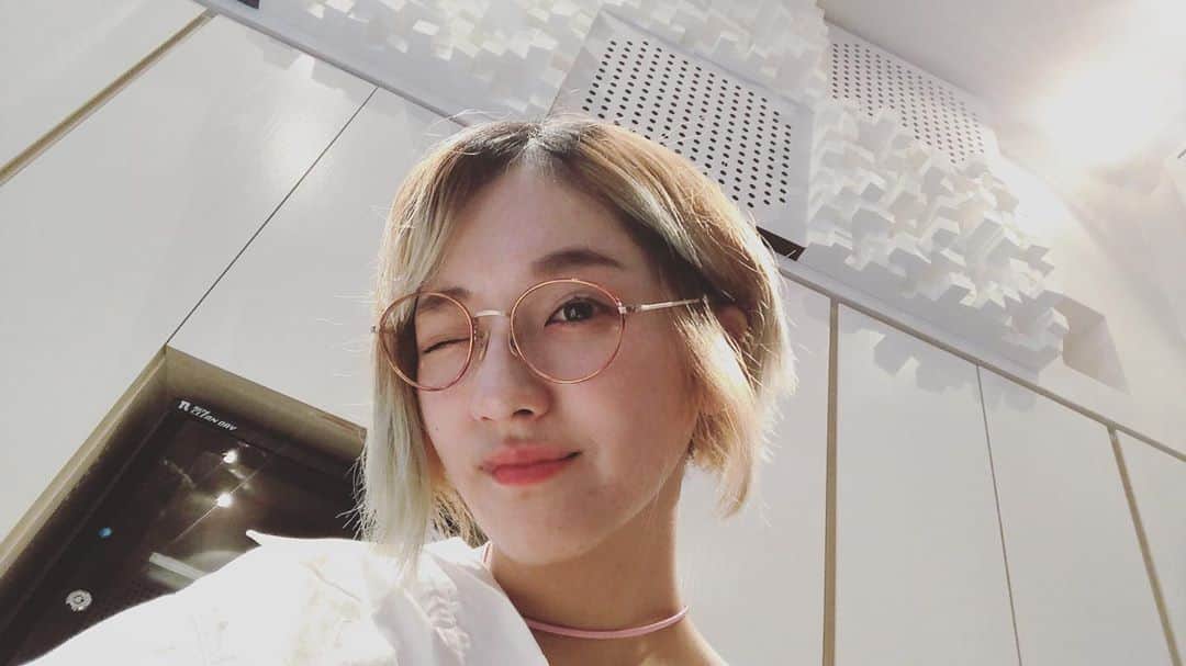 佐々木萌のインスタグラム：「. . . . . . 染め途中で美容室抜けてきた また戻る」