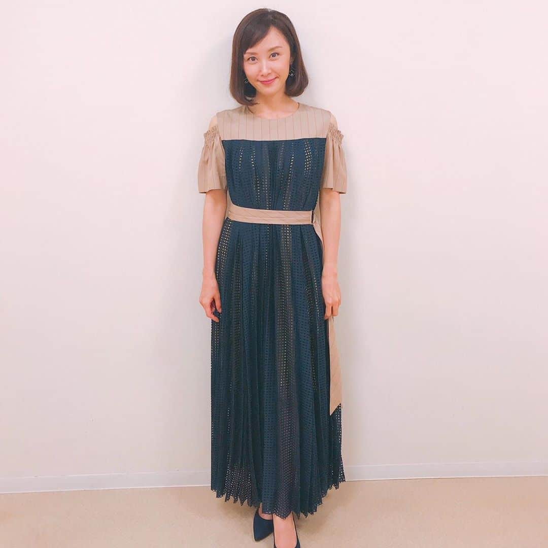 山口もえのインスタグラム：「色々ポーズして撮ってみたよ♡📷 よーく見ると動きが不自然。笑 次女抱っこし過ぎて 腰やられました😭😂😵😱💦 季節の変わり目🍁🍃 皆さまも体調にはお気をつけてね✨  曲げわっぱ🍱 ごはん美味しかった💕って😊  10月21日（水）21:00～21:54 CX「ホンマでっか！？TV」 テーマは最新の教育事情📖  #ホンマでっか#TV #テーマ　は#教育　 是非ご覧くださいませ✨」