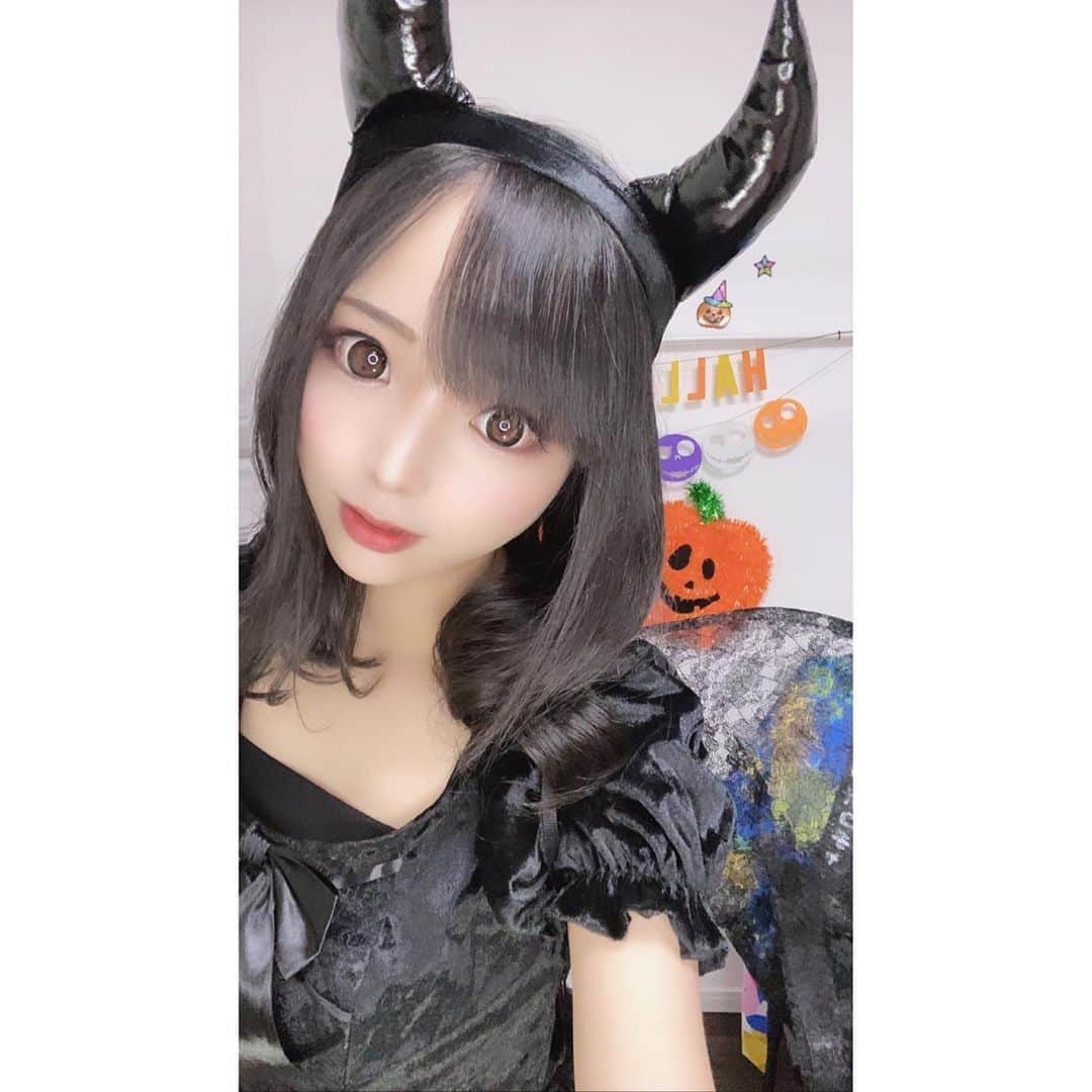 なつみさんのインスタグラム写真 - (なつみInstagram)「ハロウィン🎃コスプレ祭りVol.8💗 11月14日はデビル😈コスでした💫  デビルっぽいポーズ、一つも思い浮かばなかったね😂💕 昨日は皆にとって、天使だったかな👼🏻悪魔だったかな🤣  イベントもまた皆で１位を勝ち獲れて嬉しかったです🥰 いつも応援ありがとう💞 私ももっと頑張ります☺️❤️  #ライブ配信#Pococha#Pocochaライバー#ポコチャ#ライバー#バセドウ病#吃音症#八重歯#宅建士#宅建#宅地建物取引士#不動産営業#イギリス留学#🧢なつみ👻🍊Natsumi#洋楽#歴史韓ドラ#コスプレ#ハロウィンコス#デビル#デビルコスプレ#ハロウィンコスプレ#デビルコス#小悪魔コスプレ#コスプレ配信」10月15日 15時07分 - natsumipeanuts