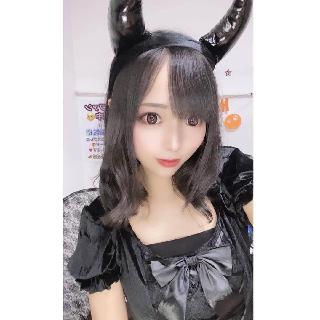 なつみさんのインスタグラム写真 - (なつみInstagram)「ハロウィン🎃コスプレ祭りVol.8💗 11月14日はデビル😈コスでした💫  デビルっぽいポーズ、一つも思い浮かばなかったね😂💕 昨日は皆にとって、天使だったかな👼🏻悪魔だったかな🤣  イベントもまた皆で１位を勝ち獲れて嬉しかったです🥰 いつも応援ありがとう💞 私ももっと頑張ります☺️❤️  #ライブ配信#Pococha#Pocochaライバー#ポコチャ#ライバー#バセドウ病#吃音症#八重歯#宅建士#宅建#宅地建物取引士#不動産営業#イギリス留学#🧢なつみ👻🍊Natsumi#洋楽#歴史韓ドラ#コスプレ#ハロウィンコス#デビル#デビルコスプレ#ハロウィンコスプレ#デビルコス#小悪魔コスプレ#コスプレ配信」10月15日 15時07分 - natsumipeanuts