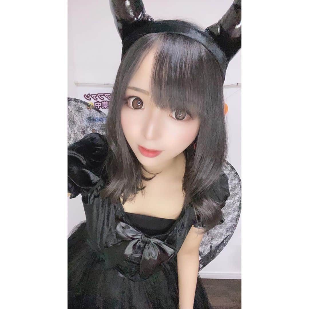 なつみさんのインスタグラム写真 - (なつみInstagram)「ハロウィン🎃コスプレ祭りVol.8💗 11月14日はデビル😈コスでした💫  デビルっぽいポーズ、一つも思い浮かばなかったね😂💕 昨日は皆にとって、天使だったかな👼🏻悪魔だったかな🤣  イベントもまた皆で１位を勝ち獲れて嬉しかったです🥰 いつも応援ありがとう💞 私ももっと頑張ります☺️❤️  #ライブ配信#Pococha#Pocochaライバー#ポコチャ#ライバー#バセドウ病#吃音症#八重歯#宅建士#宅建#宅地建物取引士#不動産営業#イギリス留学#🧢なつみ👻🍊Natsumi#洋楽#歴史韓ドラ#コスプレ#ハロウィンコス#デビル#デビルコスプレ#ハロウィンコスプレ#デビルコス#小悪魔コスプレ#コスプレ配信」10月15日 15時07分 - natsumipeanuts