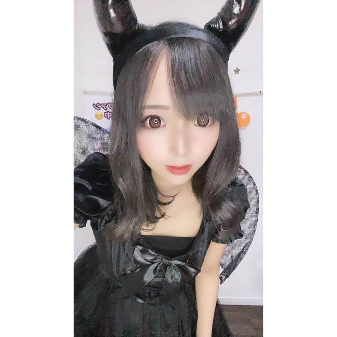 なつみさんのインスタグラム写真 - (なつみInstagram)「ハロウィン🎃コスプレ祭りVol.8💗 11月14日はデビル😈コスでした💫  デビルっぽいポーズ、一つも思い浮かばなかったね😂💕 昨日は皆にとって、天使だったかな👼🏻悪魔だったかな🤣  イベントもまた皆で１位を勝ち獲れて嬉しかったです🥰 いつも応援ありがとう💞 私ももっと頑張ります☺️❤️  #ライブ配信#Pococha#Pocochaライバー#ポコチャ#ライバー#バセドウ病#吃音症#八重歯#宅建士#宅建#宅地建物取引士#不動産営業#イギリス留学#🧢なつみ👻🍊Natsumi#洋楽#歴史韓ドラ#コスプレ#ハロウィンコス#デビル#デビルコスプレ#ハロウィンコスプレ#デビルコス#小悪魔コスプレ#コスプレ配信」10月15日 15時07分 - natsumipeanuts