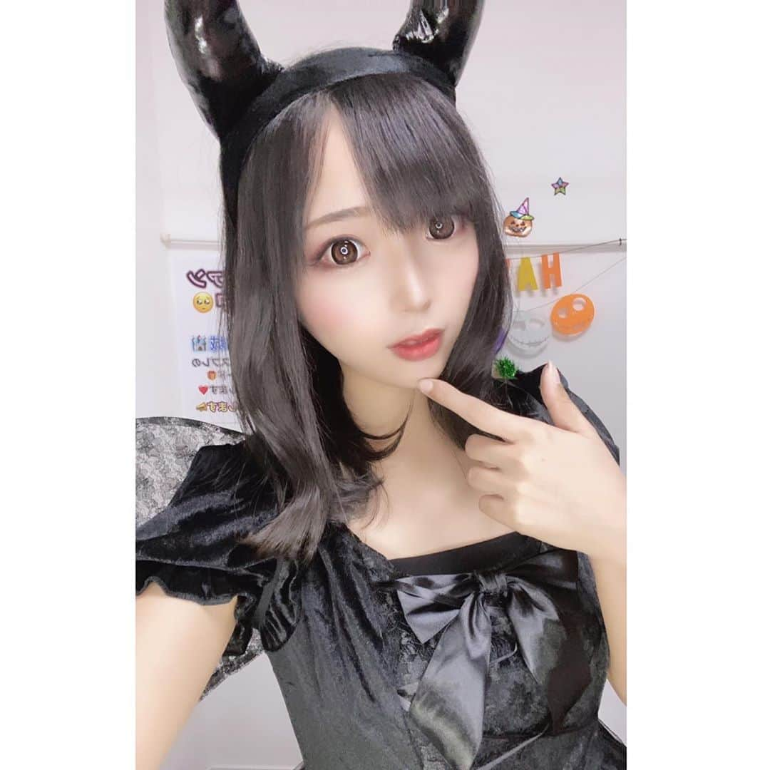 なつみさんのインスタグラム写真 - (なつみInstagram)「ハロウィン🎃コスプレ祭りVol.8💗 11月14日はデビル😈コスでした💫  デビルっぽいポーズ、一つも思い浮かばなかったね😂💕 昨日は皆にとって、天使だったかな👼🏻悪魔だったかな🤣  イベントもまた皆で１位を勝ち獲れて嬉しかったです🥰 いつも応援ありがとう💞 私ももっと頑張ります☺️❤️  #ライブ配信#Pococha#Pocochaライバー#ポコチャ#ライバー#バセドウ病#吃音症#八重歯#宅建士#宅建#宅地建物取引士#不動産営業#イギリス留学#🧢なつみ👻🍊Natsumi#洋楽#歴史韓ドラ#コスプレ#ハロウィンコス#デビル#デビルコスプレ#ハロウィンコスプレ#デビルコス#小悪魔コスプレ#コスプレ配信」10月15日 15時07分 - natsumipeanuts