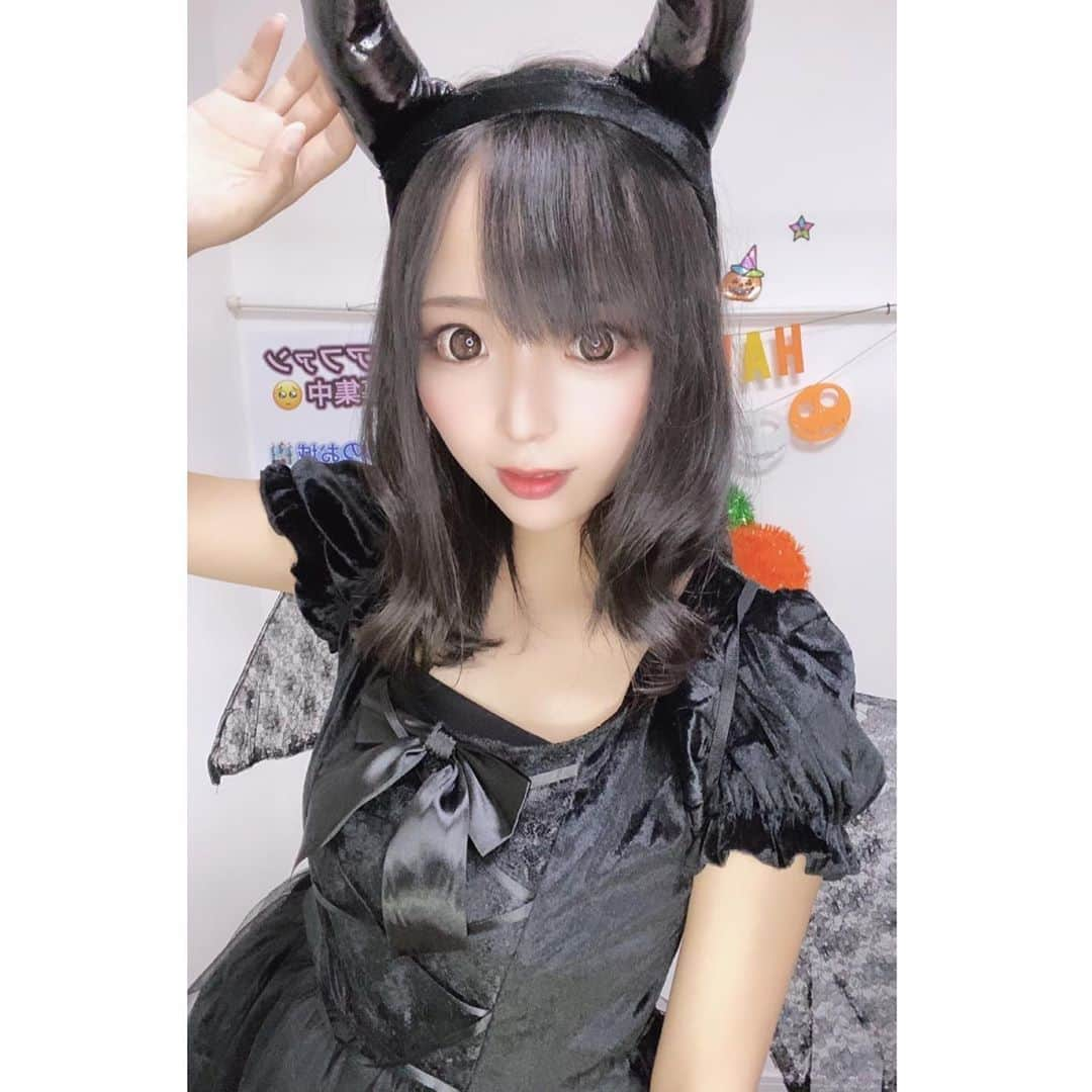 なつみさんのインスタグラム写真 - (なつみInstagram)「ハロウィン🎃コスプレ祭りVol.8💗 11月14日はデビル😈コスでした💫  デビルっぽいポーズ、一つも思い浮かばなかったね😂💕 昨日は皆にとって、天使だったかな👼🏻悪魔だったかな🤣  イベントもまた皆で１位を勝ち獲れて嬉しかったです🥰 いつも応援ありがとう💞 私ももっと頑張ります☺️❤️  #ライブ配信#Pococha#Pocochaライバー#ポコチャ#ライバー#バセドウ病#吃音症#八重歯#宅建士#宅建#宅地建物取引士#不動産営業#イギリス留学#🧢なつみ👻🍊Natsumi#洋楽#歴史韓ドラ#コスプレ#ハロウィンコス#デビル#デビルコスプレ#ハロウィンコスプレ#デビルコス#小悪魔コスプレ#コスプレ配信」10月15日 15時07分 - natsumipeanuts