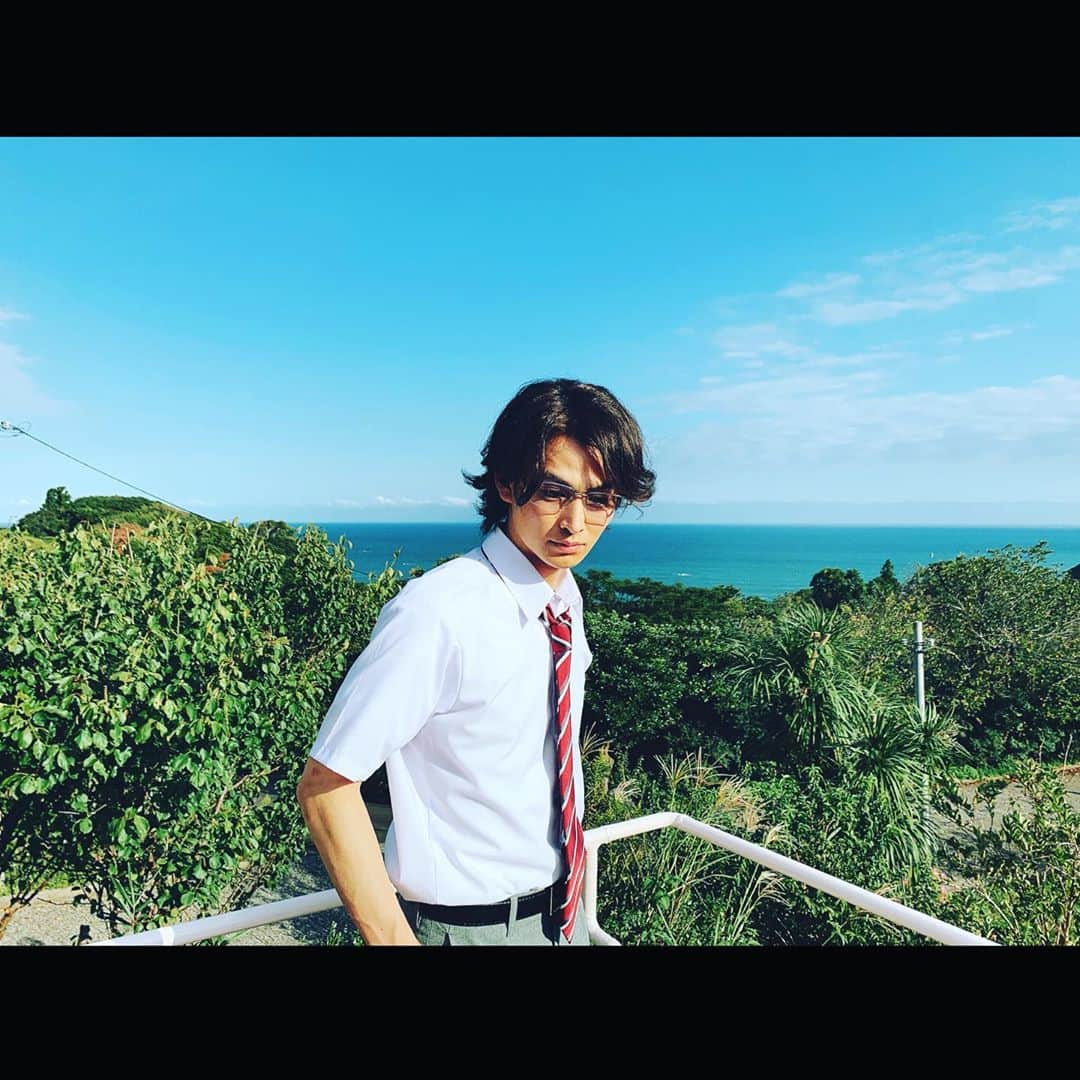 松田凌のインスタグラム：「. 只今撮影中 海が綺麗です。 緑が綺麗です。 ただ目の前に見たことない虫がいます 誰か助けてくれ。  #30手前にして学生やってます感謝」