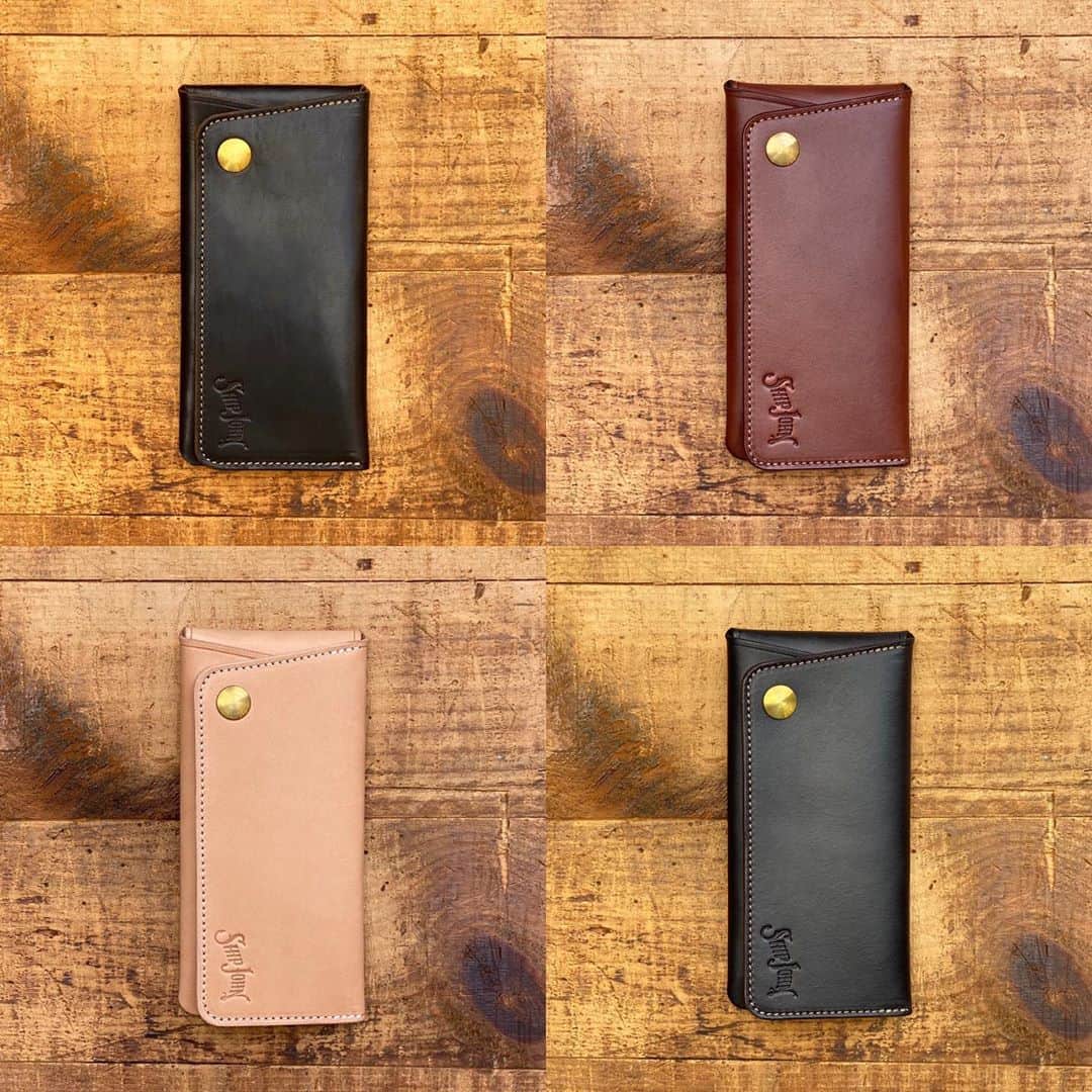 のインスタグラム：「SHIP JOHN "Gibson Wallet" 入荷!!  シップジョンではお馴染みの"Gibson Wallet"が入荷しました！ 長らく在庫を切らしていたカラーや、日本限定としてホースハイドで製作したタイプも展開しています。 極力縫製を減らし、厚みの薄い造りにする事で「ヒップポケットにいれてもかさばらない」スマートな財布に仕上がっています。 また、スナップボタンが"一つ"というのも、ヒップポケットの痛みを防ぐ考えられたディテール。 ブラスチェーンの付いたタイプも展開しているので、好みやスタイルに合わせて選択ください！  #shipjohn #gibsonwallet #gibson #wallet #vegtan #vegtanleather #cowleather #horseleather #japanlimited #portland #oregon #usa #wescojapan #wescoosaka #wescoebisu #wescosetagaya #wescokanazawa」