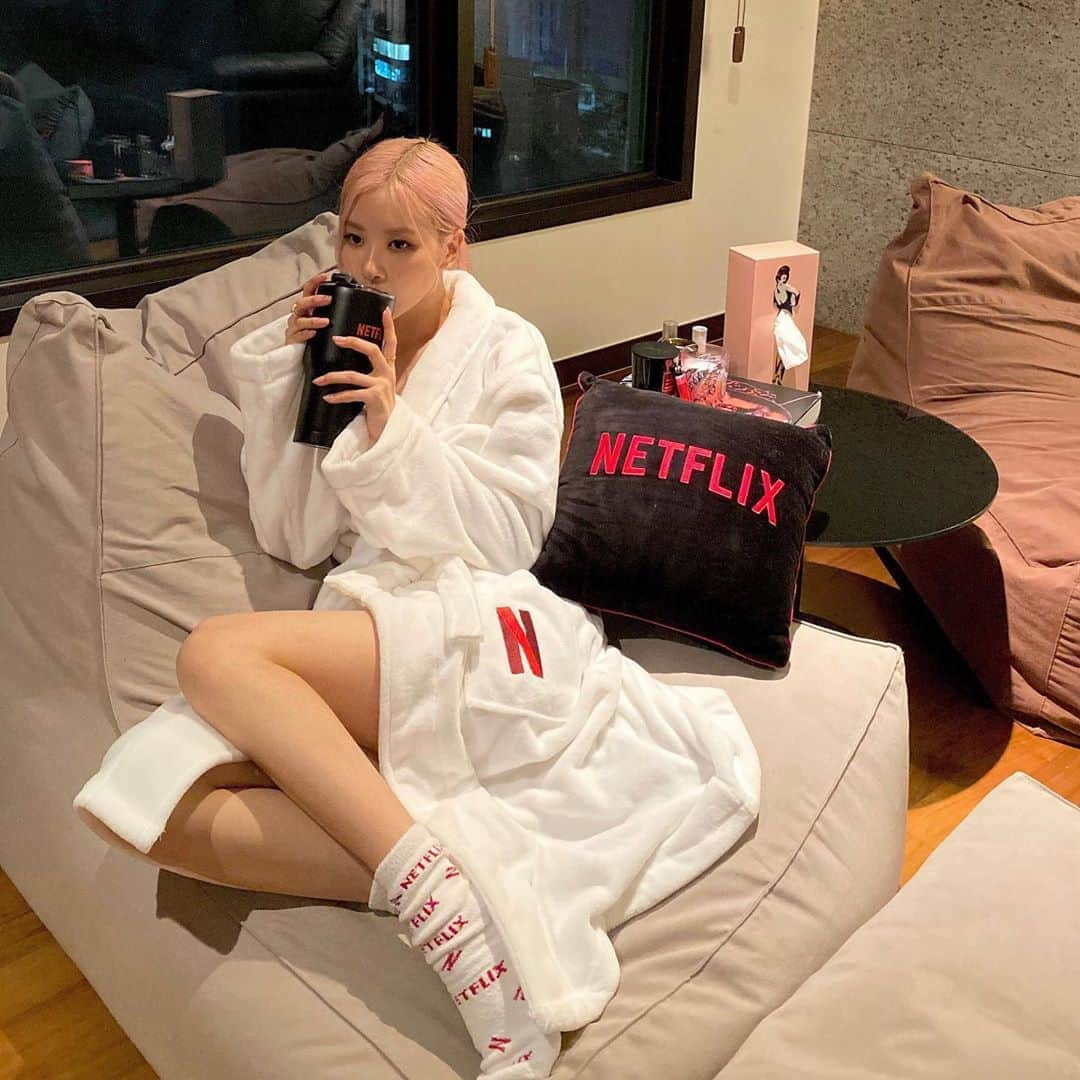 ロゼさんのインスタグラム写真 - (ロゼInstagram)「So.. welcome to Pajama News.  Who else is me watching Blackpink: Light up the sky on @netflix 🙋🏼‍♀️🍿  @netflix에서 저희의 다큐멘터리 Blackpink: Light up the sky 빨리 보러가세요! 🎟」10月15日 15時31分 - roses_are_rosie