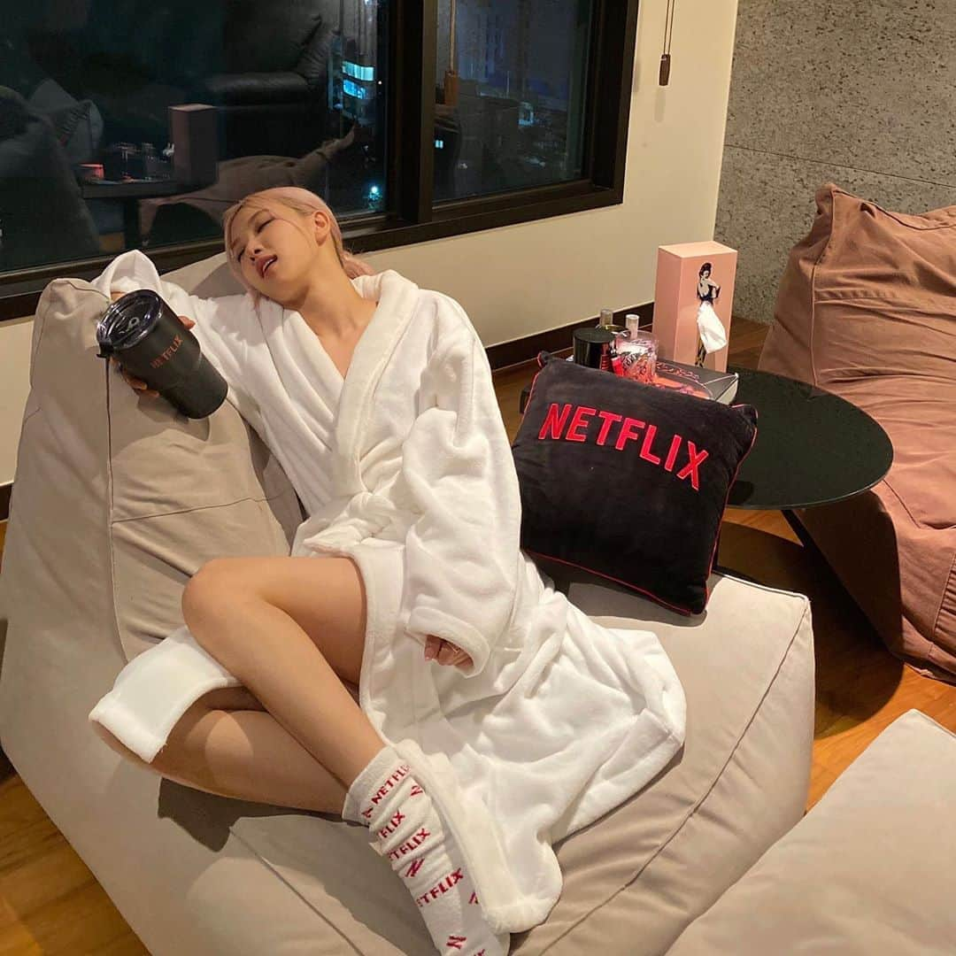 ロゼさんのインスタグラム写真 - (ロゼInstagram)「So.. welcome to Pajama News.  Who else is me watching Blackpink: Light up the sky on @netflix 🙋🏼‍♀️🍿  @netflix에서 저희의 다큐멘터리 Blackpink: Light up the sky 빨리 보러가세요! 🎟」10月15日 15時31分 - roses_are_rosie