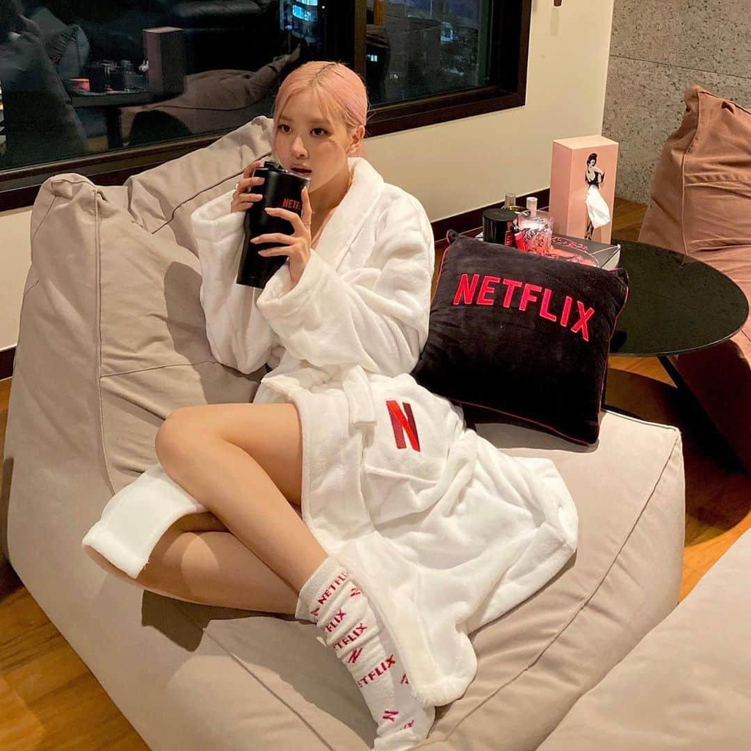 ロゼさんのインスタグラム写真 - (ロゼInstagram)「So.. welcome to Pajama News.  Who else is me watching Blackpink: Light up the sky on @netflix 🙋🏼‍♀️🍿  @netflix에서 저희의 다큐멘터리 Blackpink: Light up the sky 빨리 보러가세요! 🎟」10月15日 15時31分 - roses_are_rosie