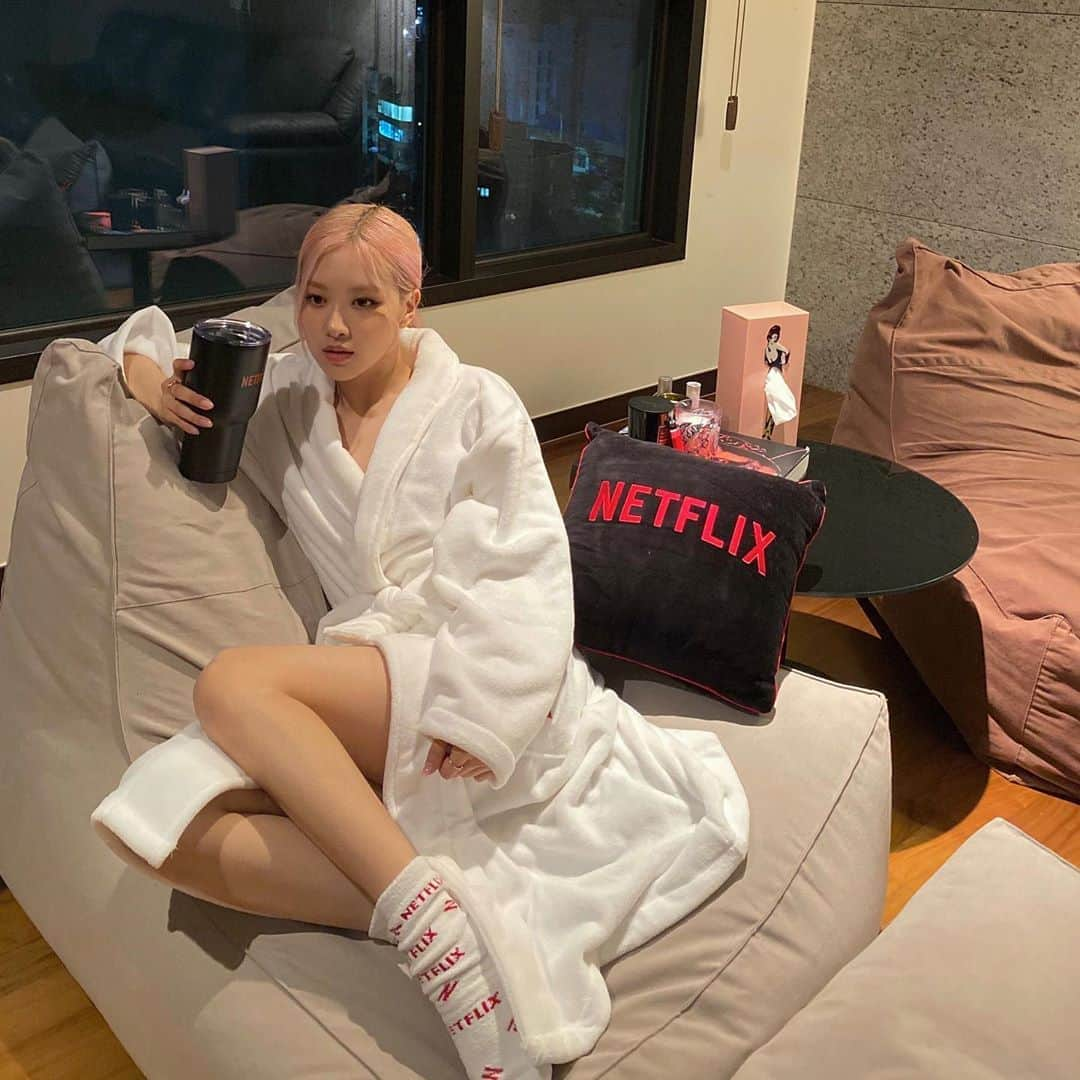 ロゼさんのインスタグラム写真 - (ロゼInstagram)「So.. welcome to Pajama News.  Who else is me watching Blackpink: Light up the sky on @netflix 🙋🏼‍♀️🍿  @netflix에서 저희의 다큐멘터리 Blackpink: Light up the sky 빨리 보러가세요! 🎟」10月15日 15時31分 - roses_are_rosie