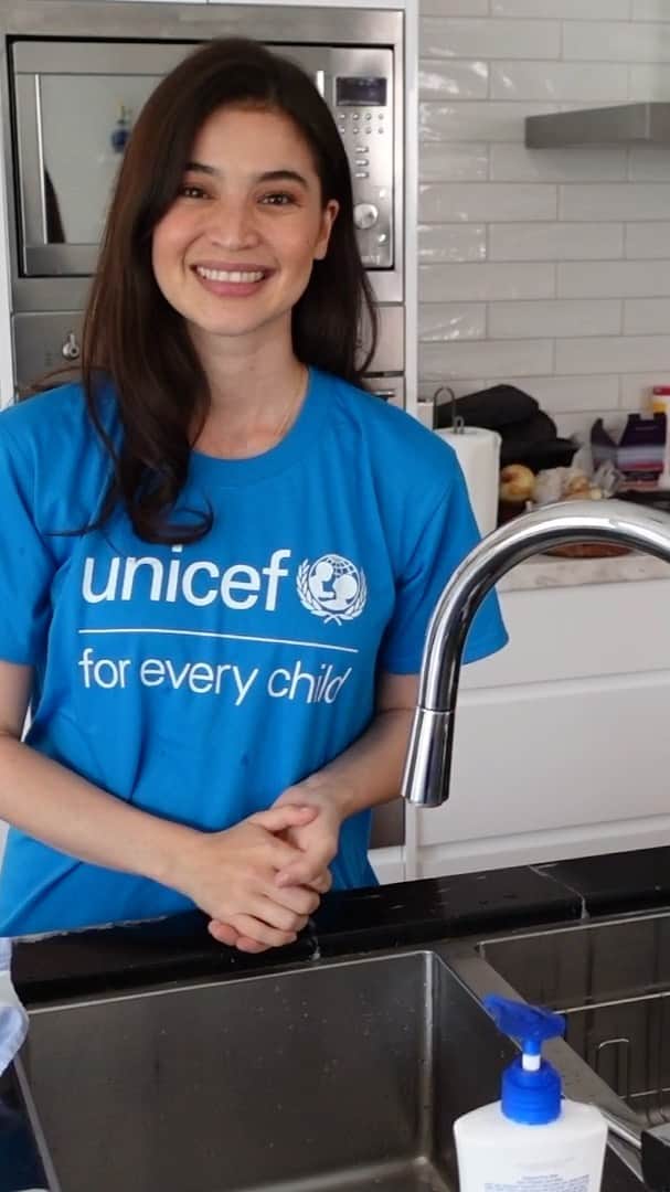 アン・カーティスのインスタグラム：「What can we possibly do in 20 seconds to help protect our health? Wash our hands with soap and water!   It’s a simple act to stay protected during this pandemic and beyond, and I promise to make proper handwashing a lifelong habit. What’s your pledge?  October 15 is #GlobalHandwashingDay #CleanHandsforAllPH @unicefphils」