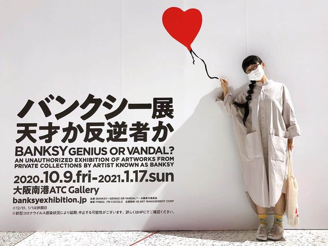 土井コマキのインスタグラム：「「バンクシー展 天才か反逆者か」凄すぎる。私は天才と思う。 考えろ考えろって、ずっと言われ続けてるような展示だった。息苦しくなるほどのメッセージに撃ちぬかれました。 ぜひ無料の音声ガイドをスマホで聴きながらじっくり向かい合って欲しいです。 今夜10/15木曜ぴあララライフで、チケットプレゼントあります。」