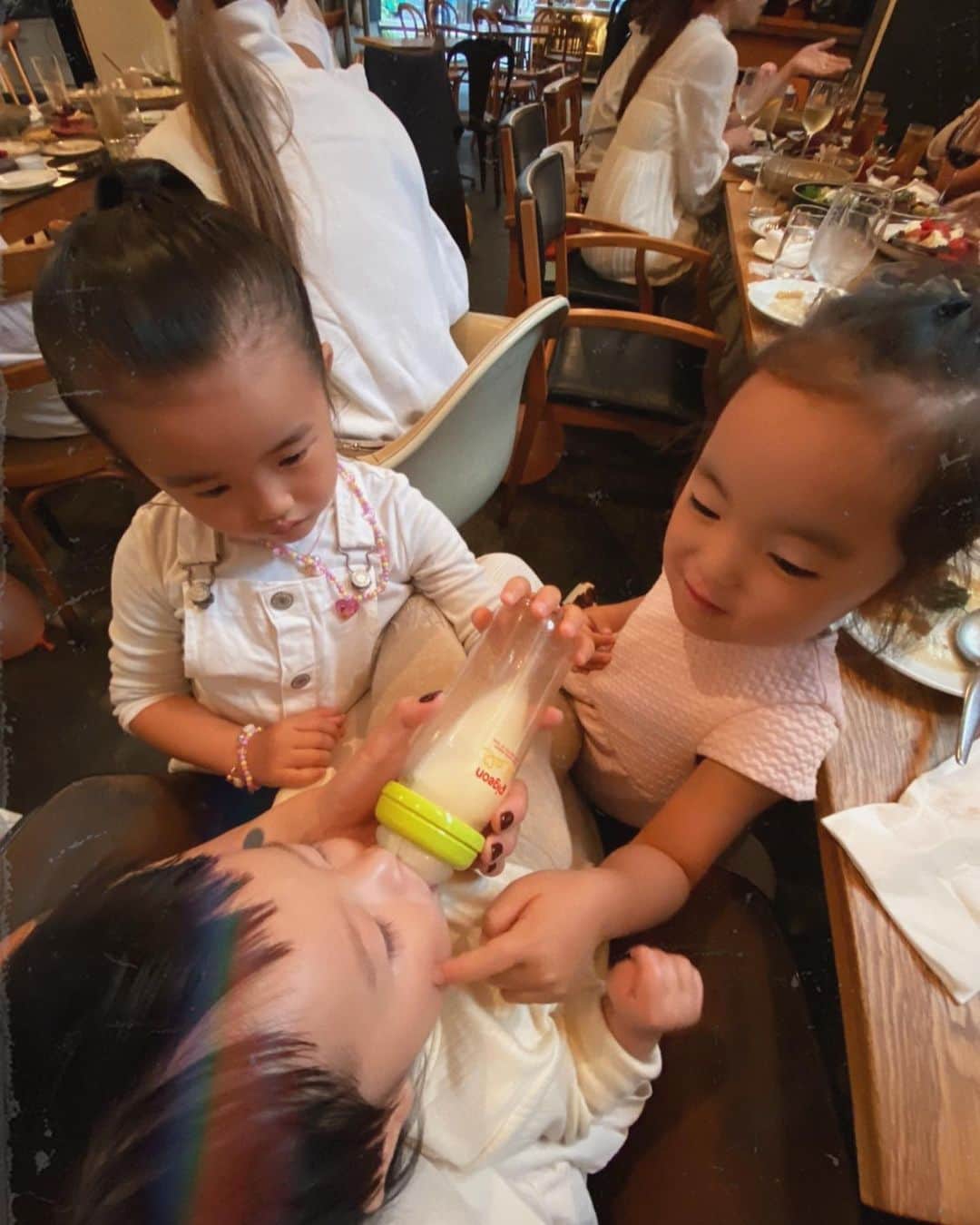 堀舞紀のインスタグラム：「👶🏽 . . . みんな優しくて 可愛くて 会うだけで元気がでるの🙃 . . . きづいたら 第一軍が (kally)大人の女性で お化粧もファッションも子守も完璧… . . 二軍はだいぶあいてw cannyO とera. おテンバーズ👧🏽👧🏽 ダイサクさんの太ももはpink！！ 🦩🌸🌷🍧🎟に染まってた。 (被害報告動画はラストに…) . . 三軍は ミニミニでまだ宇宙語👶🏽👶🏽 でかわゆ〜 . サオリの体内には 四軍が控えています🗣 . . ドンドンメンバーが増えて 幸せってコユコトだね🧠〜 . . #雨の日の独り言 #キラキラ掃除機かけるの私がやらなくてごめんなさい #mvp #そろそろ村作れそう」