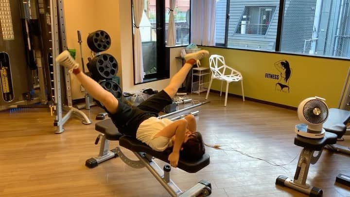 のインスタグラム：「ポイントはお尻をつけないこと  #グラビア﻿ #ボディメイク ﻿ #ボディメイク女子 ﻿ ﻿ #筋トレ ﻿ #筋トレ女子﻿ #筋トレ動画 ﻿ #筋トレ女子と繋がりたい ﻿ #ダイエット ﻿ #ダイエット女子﻿ #ジム﻿ #ダイエットジム ﻿ #ジム女子﻿ #ジム通い﻿ #ジム活 ﻿ #トレーニング﻿ #トレーニング女子﻿ #パーソナルトレーニング﻿ #トレーニング動画﻿ #腹筋トレーニング﻿ #シックスパック﻿ ﻿ #gym #gymgirl #gymworkout #gymday #gymvideos #gymfitness #gymworkouts #musclegirl #muscle ﻿ ﻿」