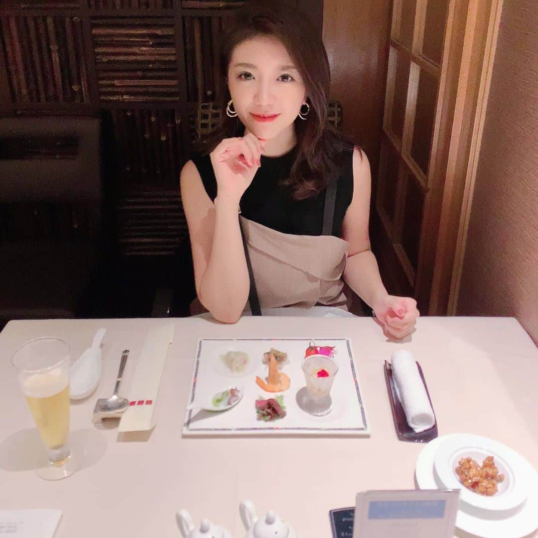 水田あゆみさんのインスタグラム写真 - (水田あゆみInstagram)「ご飯も最高だったよん🧡  初めてホテルで一人ごはんだったけどw スタッフの方に写真撮っていただいた✌️  ディナーは 中国料理　翠亨園 スパキュイジーヌ  久々の中華ほんま美味しかった🥂  食べてる時ストーリーあげたら、私の友達が 「ここランチでよく行くー！美味しいよねっ✨」 て言ってた🙌 声出さずうんうんって頷いた🧡w 厚揚げの蟹餡掛けが最高だったな🥺  そして朝食がすごかった☺️ 品数がハンパなくて、どれもこれも食べたかった！🥺  だから、煮物とひじきとラタトゥーユとチキン煮込みと食べた✨w  和食とイタリアンw  で最後にオムレツとフレンチトーストにアイス載せて食べたよ🧡  めっちゃ食べるやーんw  #神戸ベイシェラトンホテル #神戸ベイシェラトンホテルタワーズ」10月15日 15時42分 - ayune____