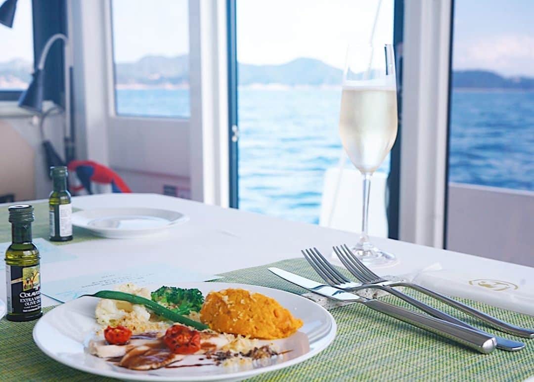 のインスタグラム：「lunch cruise to next destination😋⚓️ 岡山県の宇野港からプライベートヨットでランチクルーズ⛵️🍽 海を眺めながら、目の前で調理いただいた美味しいお料理の数々に舌鼓🥰✨ 子供達はハンバーグのキッズプレート👦🏻👶🏻💛 とっても優雅なランチタイムでした🙏💓  #ランチクルーズ #瀬戸内海クルーズ #クルーズ旅 #lovetabi_クルーズ #setouchiyachtcharter #gototravel #lovetabi」