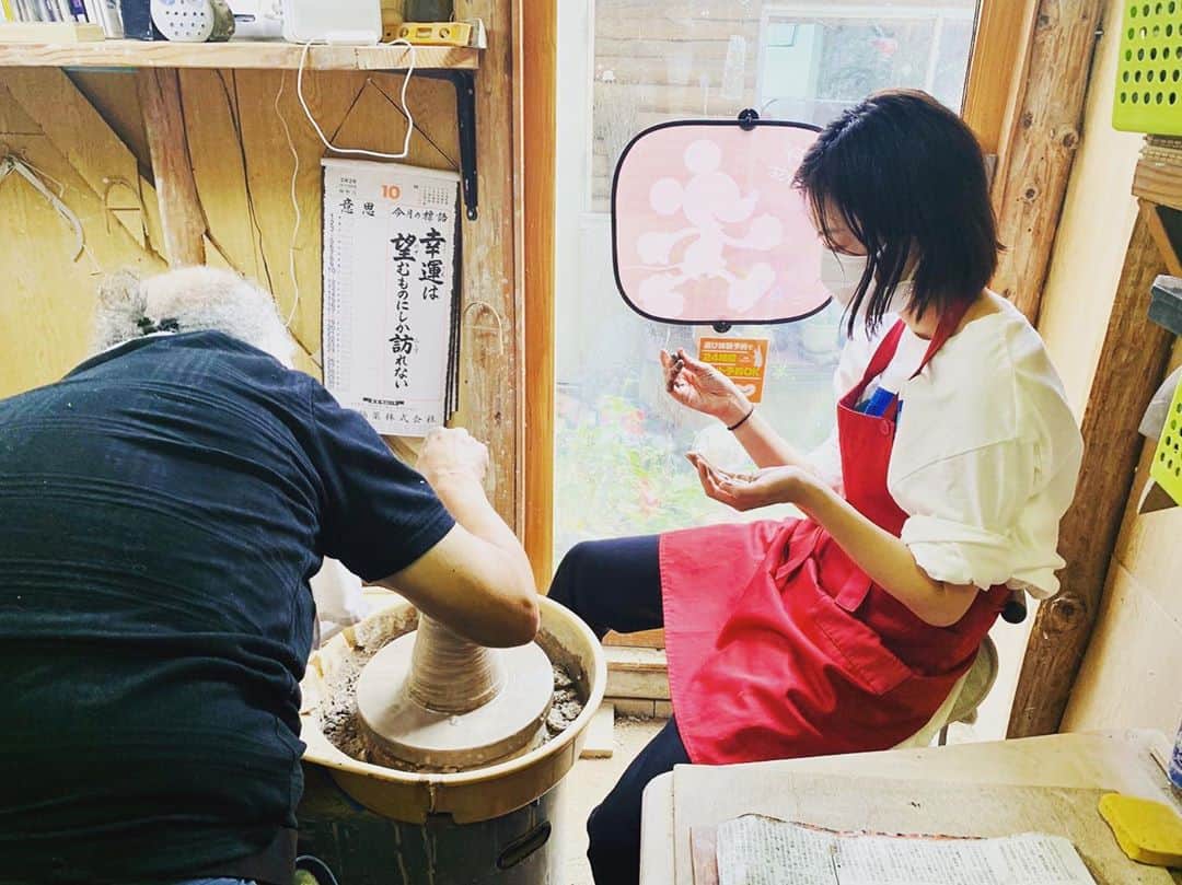 和田安佳莉のインスタグラム：「数年ぶりに陶芸をしてきたよ。 電動ろくろの難しさたるや。 雑念と煩悩がこもった何やらわからないお碗ができました。 届くの楽しみ。 . #陶芸 #陶芸教室 #芸術の秋 #楽しい #電動ろくろ」