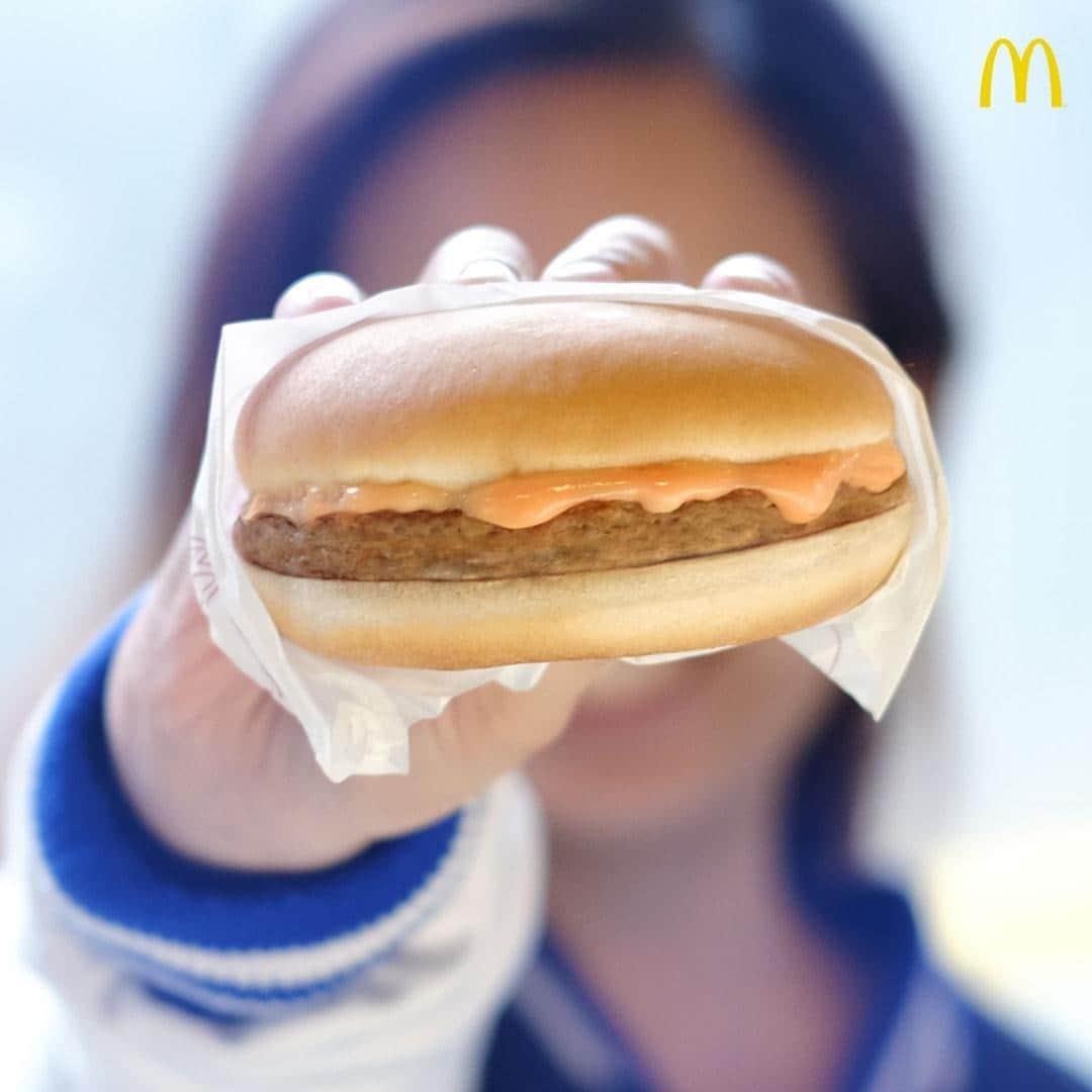 McDonald's Philippinesのインスタグラム：「Everyone at home craving for something savory? 👀 Order a Burger McDo and more for the fam with the new Snack Burger McShare! 🙌  Order now via McDo Dine-In, Drive-Thru, Take Out, or Pick-Up. You can also order via the McDelivery PH App or call 8888-6236 (for NCR).」