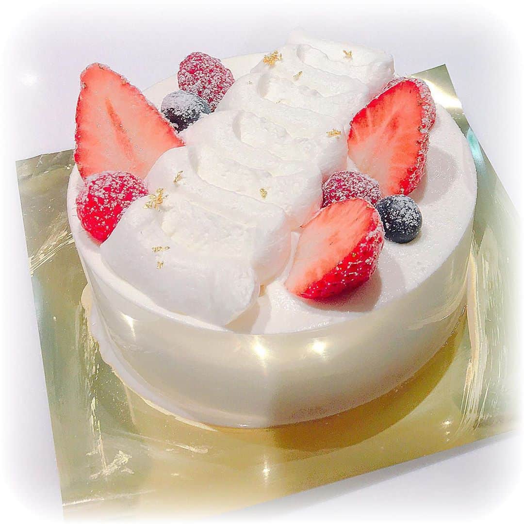 月宮まどかのインスタグラム：「🧁 . 作って載せてなかった シリーズ写メ供養🍓 . そいえば写メって言い方 ガラケー世代特有なのでは🤔 . センター問い合わせとか 送受信画面とか懐かし💭 . ケーキのライセンスも このままいけば年内に 卒業できる予定です🌸 . スイーツもポーセラーツも いつかお仕事にすることが 夢で目標です( ¨̮ ) ॰*✩ . #abccooking」