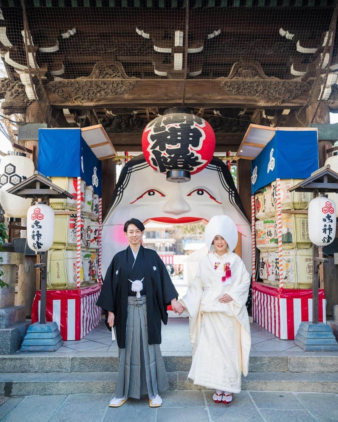 juno_jinjakonさんのインスタグラム写真 - (juno_jinjakonInstagram)「. 節分の時期に、櫛田神社に登場する 「お多福面」 大きく開いた口を通って参拝すると、家内安全や商売繁盛の御利益があると言われています。 この場所、この時、そしておふたりならではの、笑顔いっぱいのお写真が残せます。 *﻿ 【JUNO神社婚相談会﻿】 毎週月・木・土・日 11時～18時﻿﻿ JUNO天神本店、JUNO熊本店にて神社相談会を行っております。﻿﻿ ※予約制です。﻿﻿ ・白無垢、色打掛合わせのご案内﻿﻿ ・プランご説明　（プラン12万円～）﻿﻿ ・当日までの流れ﻿﻿ ・当日神社でのサポート内容﻿﻿ ・お食事のご案内﻿﻿ etc... 何でもご相談下さい。﻿﻿ △ご予約方法△﻿﻿ @juno_jinjakon ホーム画面のURL﻿﻿ よりお待ちしております。﻿﻿ *﻿﻿ -----------------------------------------﻿﻿ 【JUNO（ジュノ）】では福岡・熊本で#神社婚  をプロデュースしています。﻿ ﻿ #juno神社婚#juno和婚﻿﻿ *﻿﻿ *﻿﻿ ☏0120-791-259﻿﻿ 天神本店・熊本店にて受付中﻿﻿ *﻿﻿ ≪福岡≫プロデュース可能な神社﻿﻿ #護国神社﻿﻿ #住吉神社﻿﻿ #櫛田神社﻿﻿ #太宰府天満宮﻿﻿ #警固神社﻿﻿ #香椎宮﻿﻿ #宮地嶽神社 ﻿﻿ #宗像大社﻿﻿ *﻿﻿ ≪熊本≫  プロデュース可能な神社﻿﻿ #加藤神社﻿﻿ #健軍神社 ﻿﻿ #藤崎八旛宮﻿﻿ #阿蘇神社﻿﻿ #出水神社 *﻿﻿ *﻿﻿ *﻿﻿ #福岡花嫁#和婚#神社式 #家族婚 #白無垢 #お多福面#和装フォト#和装前撮り #和婚 #japanesewedding #福岡プレ花嫁 #プレ花嫁 #大人花嫁#日本の結婚式#少人数結婚式」10月15日 15時51分 - juno_jinjakon