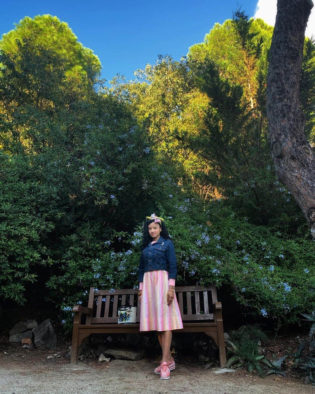 ティファニー・キャデラックのインスタグラム：「Hilltop shenanigans 🌳🍀💕」