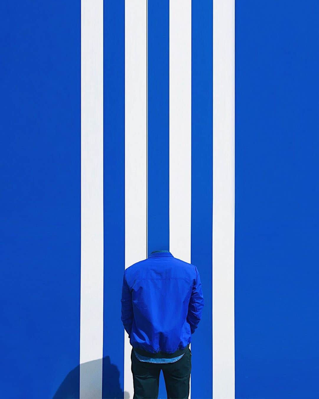 Giuseppe Pepeのインスタグラム：「~ B L U E S  o f  Y O U  2/3 🌀🔹🥏 #LoosingMyMind  . How would you look without your head, in an era where the beauty and the appearance are the key? A photographic project that I created to make us think and why not smile ✌🏻😃 . Thanks to Master @toni_laoshi for inspiring me with this shot and Thanks for be part of this headless project. . #pepedsgn . . . #headless #decapitated #beheaded #edit_mania_ #creativeshots #creativeoptic #fotoscreativas #fatalframes #killaframez #igtones #fatalframes10k #all2epic5k #gramslayer #shotsdelight #creativecommune #photoshopediting #editingphotos #photoeditingskills #creativityexplode #photoshopartwork #pantone2020 #lightroomediting #photoshopping #retouchingservices #adobephotoshopcc #photoshoot #photoshop_creative #photoshopartist」