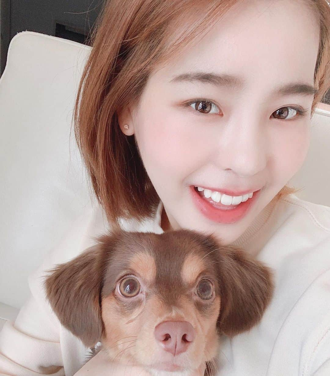 NiziUさんのインスタグラム写真 - (NiziUInstagram)「私の癒しの時間~♡♡♡ 愛犬と似てますか~⁇☺️  제 힐링 시간~♡♡♡ 강아지와 닮았어요~?? ☺️  #NiziU #WithU #MAKO #🍋🍫」10月15日 16時02分 - niziu_artist_official