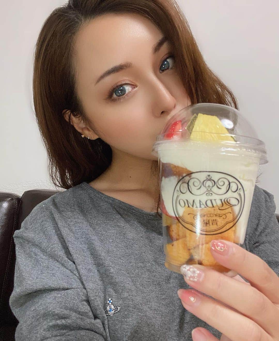 のインスタグラム：「カステラ自体久しぶりに食べたけど 芦屋キュダモの即完売しちゃう 南蛮窯出しカステラ💗 @qudamo  ふわっふわでフルーツまで美味しい✨🤤 今だと上本町で催事されてるから ご近所さんは今のうちに🥰✌️ 昨日夕方ごろ行ったけど ほとんど売切れてたの🥺 朝食に高級食パン食べたけど 苺あんバターが珍しくって それもまた美味だったよ💗 . 近鉄上本町では14日から20日まで 近鉄奈良、近鉄橿原は21~27日 阪神パンワールド12月2日~8日 近鉄奈良 9-15日、近鉄橿原 16-22日 のスケジュール☺️✨ ほんまにオススメやから手土産にも🙆‍♀️♡ #キュダモ #芦屋 #芦屋スイーツ #カステラ #窯出しカステラ #高級食パン #食パン #ジャム #qudamo #sweets」
