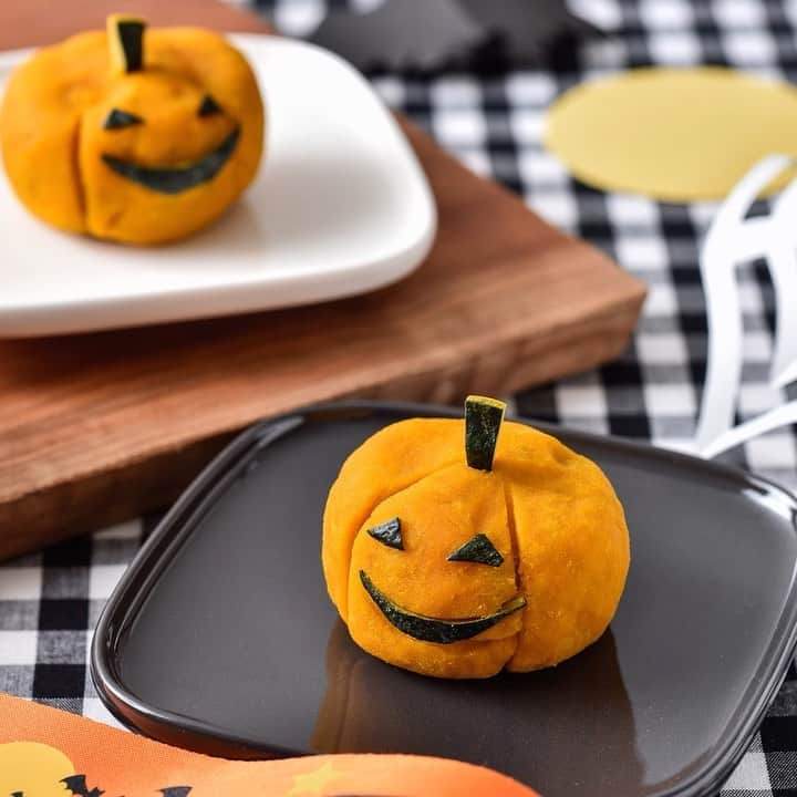 HAPIKU HAPIKU（ハピク）のインスタグラム：「★もうすぐハロウィン★ かぼちゃのおばけを作ろう！【かぼちゃの茶巾】 かぼちゃで作る、かぼちゃのおばけです。 作り方も簡単で、お料理に添えてイベント感を演出してみましょう♪ ============================= 【特集】少ない食材で簡単に♪楽しくハロウィン演出レシピ https://shoku.hapiku.com/recipe/event/063/ レシピなど詳細はプロフィールのリンクからもみることができるよ！ ============================== #HAPIKU #HAPIKUレシピ #保育園給食のHAPIKU #保育園給食メニュー #保育園給食レシピ #食育のHAPIKU #乳幼児の食情報 #乳幼児のごはん #保育園 #保育園給食 #保育園おやつ #保育園弁当 #保育園栄養士 #食育 #子育て #こどもごはん #こどものおやつ #こどものいる暮らし #新米ママ #幼児食レシピ #幼児食 #ハロウィンお菓子 #ハロウィン料理 #ハロウィンスイーツ #ハロウィンご飯 #ハロウィン飾り #ハロウィンレシピ #かぼちゃの茶巾 #かぼちゃレシピ #かぼちゃ料理」