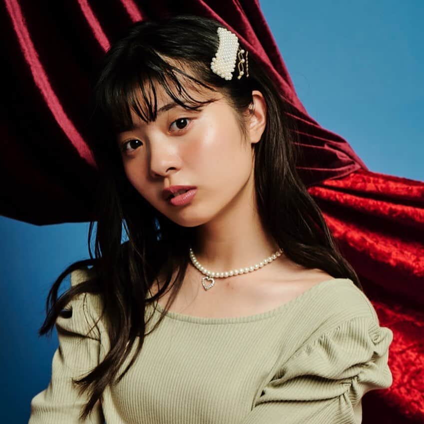 のインスタグラム：「プチプラでもオトナ見えしたいガーリー好きなティーンズに、あか抜け術を教えちゃうよ💗 ゆなたこはパール×パワショルで高見え素材をプラスしてオトナに格上げしたコーデであか抜けしたよ❣️ 他にも4大テイスト別で全身¥8888以下のプチプラ〝オトナ＆高見え〟コーデをPopteen11月号で紹介中♡チェックしてね〜✨  Popteen#11月号#ゆな#ゆなたこ#プチプラ#ガーリー#オトナ#エモい#パール#パワショル#秋コーデ」