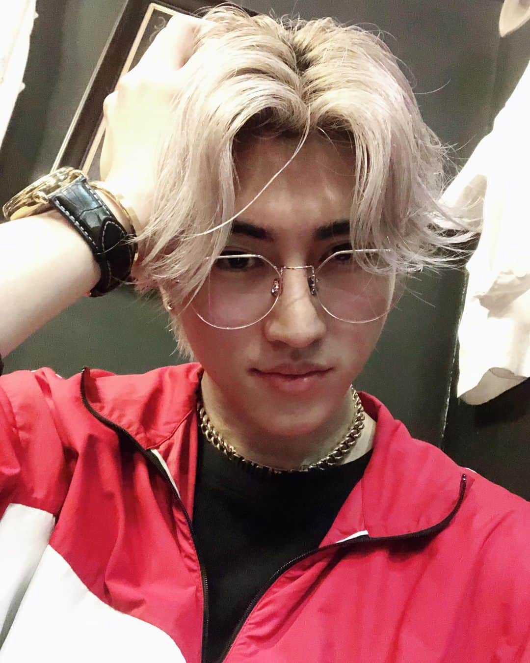 原田デイビッドのインスタグラム：「“Stay gold. “🙏  @owndays_jp  glasses on point. 👌  I need to get a new phone soon.. lol   #owndays #owndaysjapan #japn #glasses #frame #gold #staygold #fashion #style #fresh #accessories #メガネ #メガネ男子  #メガネコーデ  #ファッション #スタイル」