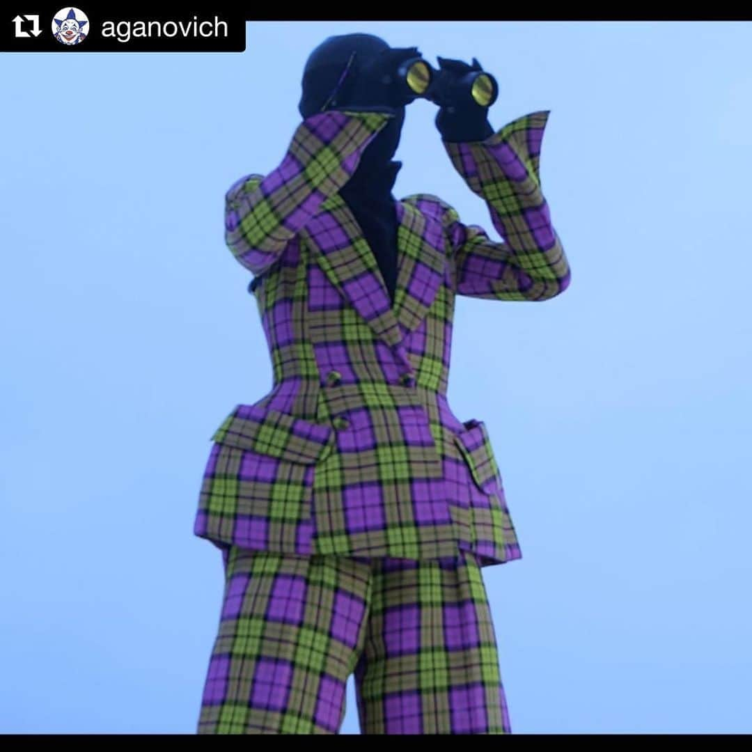 夏木マリさんのインスタグラム写真 - (夏木マリInstagram)「#Repost @aganovich with @get_repost ・・・ “Is that 2021 over there...? Is it..? Please..!” 🤡 One of our hourglass paper suits in a recent project by Japanese cultural icon  　@mari_natsuki with singer  　@2020_deux_zero_deux_zero  　　I love @aganovich 　　　💜💛💜💛💜  　　　#natsukirock  　　　#夏木マリ」10月15日 16時25分 - mari_natsuki