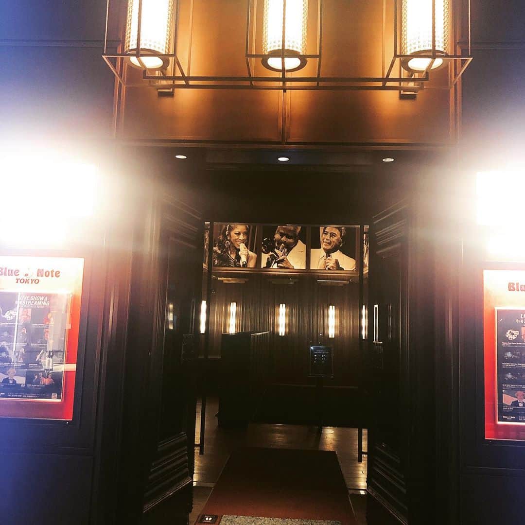 センターうるしのインスタグラム：「先日、トム・ブラウンのみちおさんに誘ってもらって、れおてぃさんと Blue Note TOKYOへ  Jimmy All Starsさんの演奏を聴きに行ってきました。  勉強不足やけど、その世界の猛者たちが集まってるグループのようで、とにかくカッコいい！！ 揃うってええなぁ  あのステージはホンマ気持ち良さそう  ララランドとか映画でよく見るジャズバーの世界。 テンション上がりましたわ。  帰りに3人でご飯。久々に平均体重を下げてきました😅  てか、みんな痩せなあかん  みちおさん感謝✨」