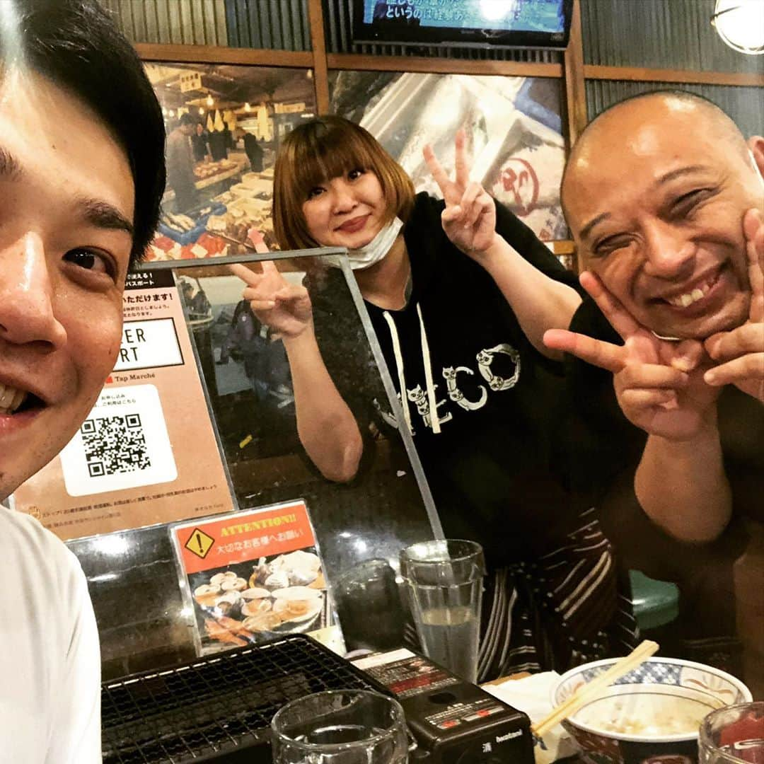 センターうるしさんのインスタグラム写真 - (センターうるしInstagram)「先日、トム・ブラウンのみちおさんに誘ってもらって、れおてぃさんと Blue Note TOKYOへ  Jimmy All Starsさんの演奏を聴きに行ってきました。  勉強不足やけど、その世界の猛者たちが集まってるグループのようで、とにかくカッコいい！！ 揃うってええなぁ  あのステージはホンマ気持ち良さそう  ララランドとか映画でよく見るジャズバーの世界。 テンション上がりましたわ。  帰りに3人でご飯。久々に平均体重を下げてきました😅  てか、みんな痩せなあかん  みちおさん感謝✨」10月15日 16時26分 - sharkun0716