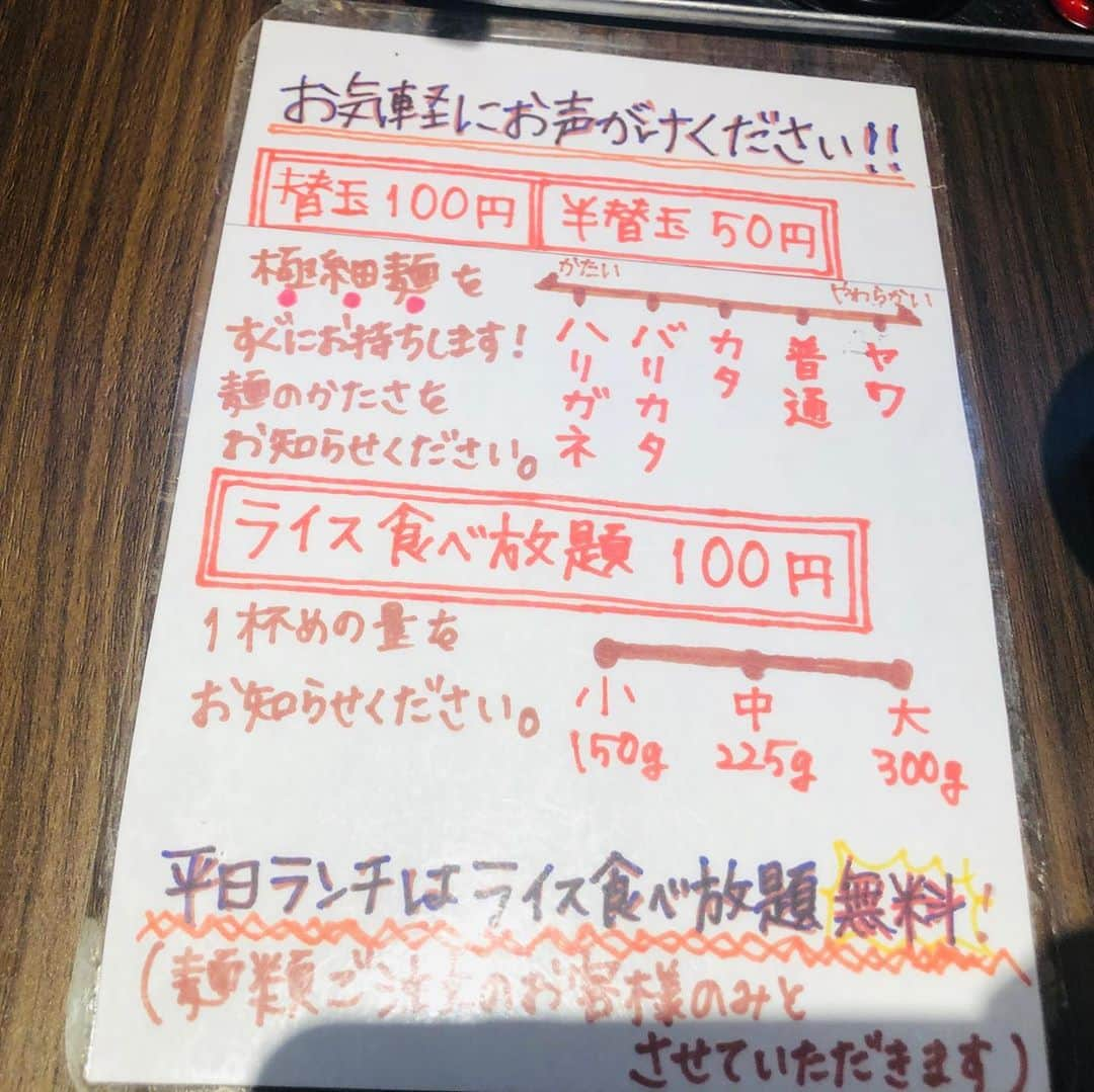 おごせ綾さんのインスタグラム写真 - (おごせ綾Instagram)「いよいよ明日リニューアルオープンの麺作豚じゃもじさんに行ってきました✨  特濃野菜ダブル豚そば背脂tp大盛り✨ しっかり炊き込まれた超濃厚豚骨スープに甘辛さとニンニクの味付けがされた背脂✨ たっぷりのシャキシャキ野菜が最高❤️  チャーシューもとろ旨柔らかー❤️  ランチサービスの無料ライスの美味しさにもびっくり！ 無料とは思えない艶やかな甘みのある美味しいお米でした✨  ふりかけ、辛子高菜、白生姜等も無料食べ放題✨✨  せっかくの無料ライスをもっと堪能したいと思って塩唐揚げ、背脂×4も追加しちゃいました✨  背脂ライス幸せ❤️  明日から500円のお得な数量限定キャンペーンらしいのでオススメです✨  ごちそうさまでした✨  #麺作ブタシャモジ #豚シャモジ#特濃豚ソバ #背脂#濃厚#特濃#豚骨#ライス#無料ライス#ライス食べ放題 #ブタシャモジ大食い女子 #おごせ綾#にいがた#新潟#ニイガタ#niigata #gourmet#yummymummies#yummy#gourmet#delicious #グルメ#飲食店を盛り上げたい#美味しいもの#グルメ#食べ歩き#美味しいもの好きと繋がりたい#グルメな人と繋がりたい#麺活#グルメインスタグラマー#食べ歩き#ラーメン」10月15日 16時27分 - ogose0123