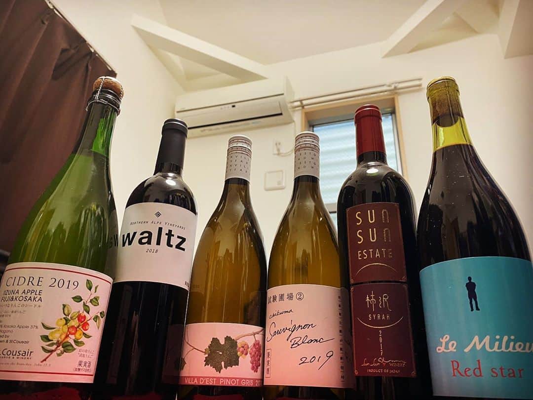 のインスタグラム：「10月18日(日)16:00〜18:00に 日本酒・ワイン・シードルなど 信州地酒の特徴や魅力を発信するオンラインイベント 「信州地酒サミット2020」に出演させていただきます🍷 今回はワインの会です🍇 参加費無料・予約不要ですので、ぜひぜひご参加くださいませ😊 https://fb.me/e/3WtKRNnwH #信州地酒サミット2020  #ヴィラデストワイナリー  #サンクゼール #サンサンワイナリー #ルミリュウ #山崎精一商店  #長野県 #長野県産業労働部産業技術課日本酒ワイン振興室 #花岡純也　さん #髭男爵ひぐち君  #zoom #youtube  #facebook  #日本ワイン　🇯🇵 #japanesewine #vinjaponais  #wine #vin #vino #winetime #winelover  #instawine #tokyo」