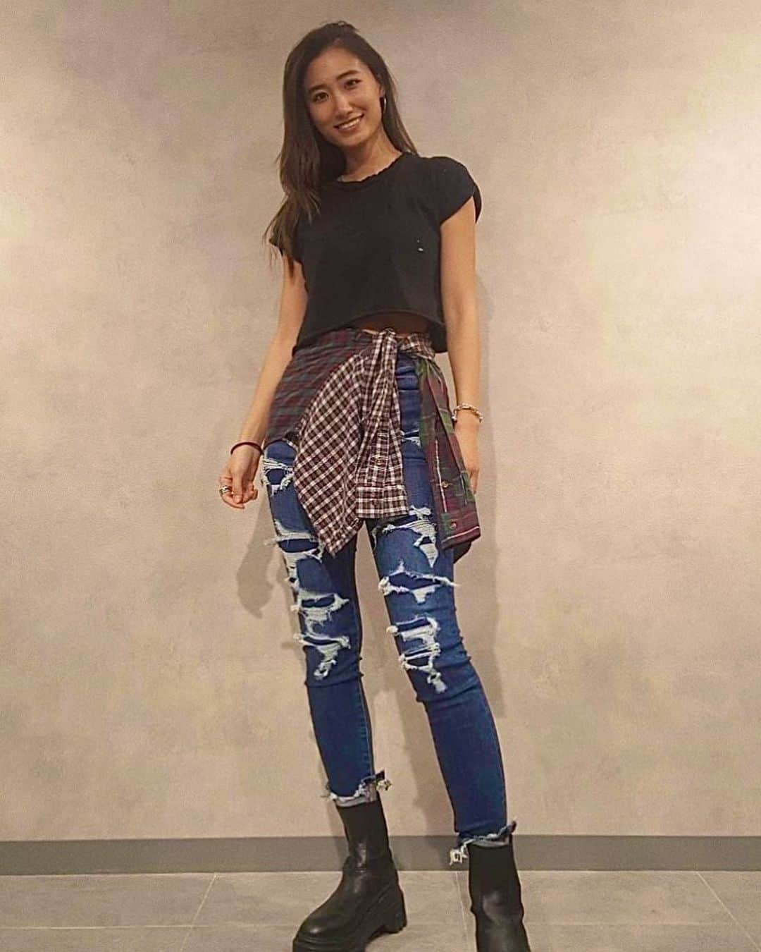 白雪のインスタグラム：「今回、アメリカンイーグル🦅が誇る最新デニム「ドリームジーンズ」と「AirFlex ＋Jeans」の情報、そして @americaneaglejp とのパートナーシップを発表できることがとても嬉しいです😊  デニムは何よりも柔軟性と快適性が重要◎ 運動している時、アクティブな生活の中、そして家でリラックスしている時などどんなシーンにおいても重要ですよね！  アメリカンイーグルが誇る最新デニム「ドリームジーンズ」と「AirFlex ＋Jeans」の情報を明日16日（金）の20:30からIG Liveにて皆さんにお伝えしたいと思います👖✨  スペシャルギフトを獲得するチャンスもあるのでお見逃しなく😉🎁  #AExME #AEJeans #americaneaglejp」