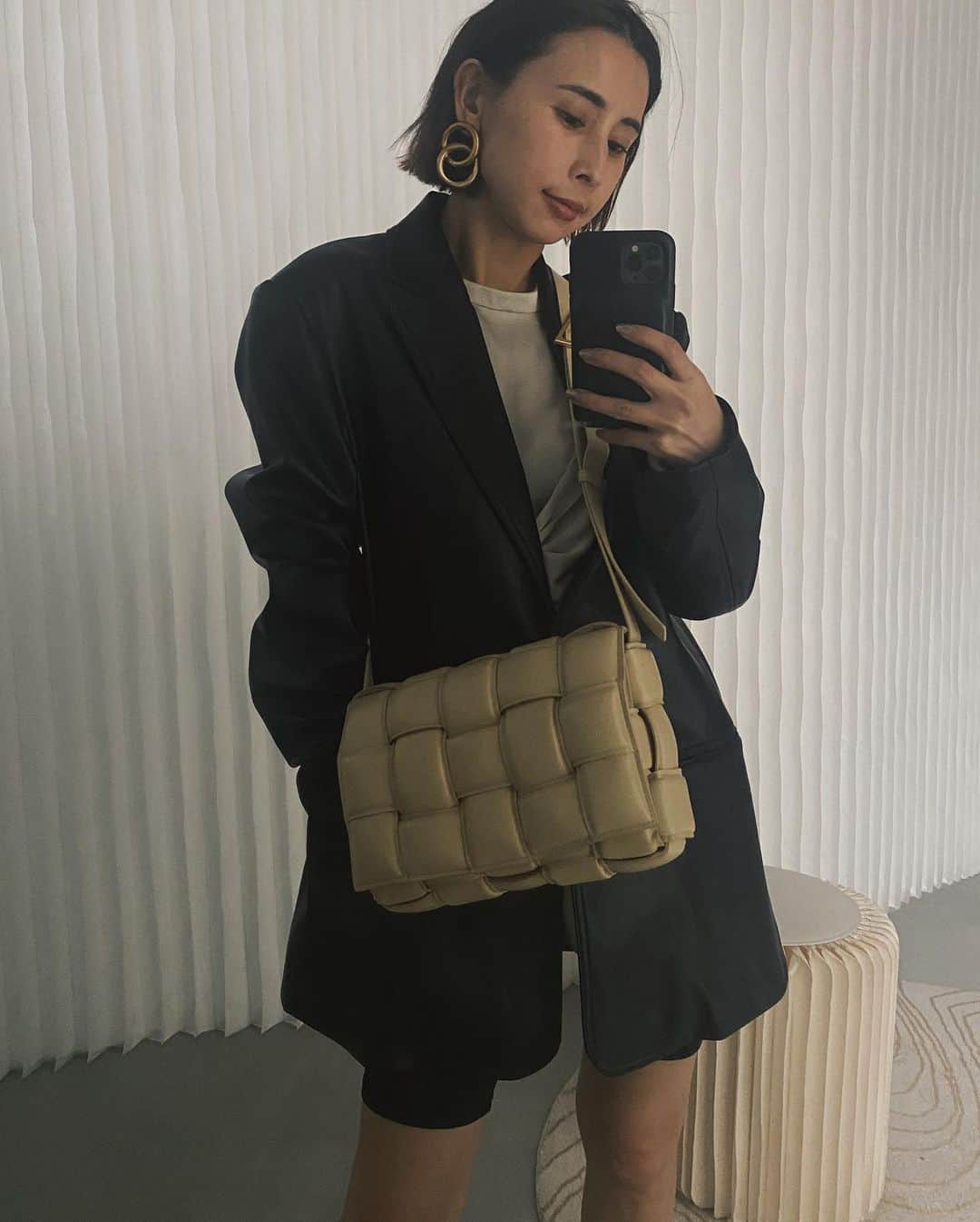 黒石奈央子さんのインスタグラム写真 - (黒石奈央子Instagram)「ＭＹ　ＮＥＷ　ＢＯＴＴＥＧＡ  最近 @bottegaveneta  ブームです。  このバッグの名前がタピオカで名前も可愛い。  久々に今日のコーデアップ。 .  ショートレギンス履けるのそろそろ最後かも。。  さむかた。  bag & shoes  bottega jk  zara tops  AMERI  #bottegaveneta #bottegavenetabag #newbottega #newbottegaveneta #bottegavenetashoes」10月15日 16時34分 - blackstone705