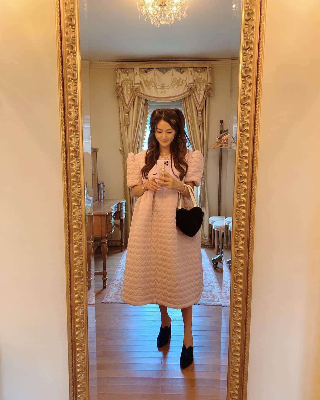 のインスタグラム：「今日はとーーーっても楽しみにしていた😍💘みんなでランチ🍽PARTY✨🥂💖💖💖 38歳最後ということで（BDは10/31だけど🎃w）🎂🎉 思いっきりブリブリ👸のコーディネートで行きました😂🎀 dress… @dreamsisterjane  bag,shoes… @honeymihoney_official  jewelry… @ahkah_official  みんな本当にありがとう😭🙏💕💓💞また全貌は後日アップします💗💗💗 #ootd #pink #dress #sisterjane #heart #bag  #shoes #honeymihoney #jewelry #ahkah #mybirthdaymonth」
