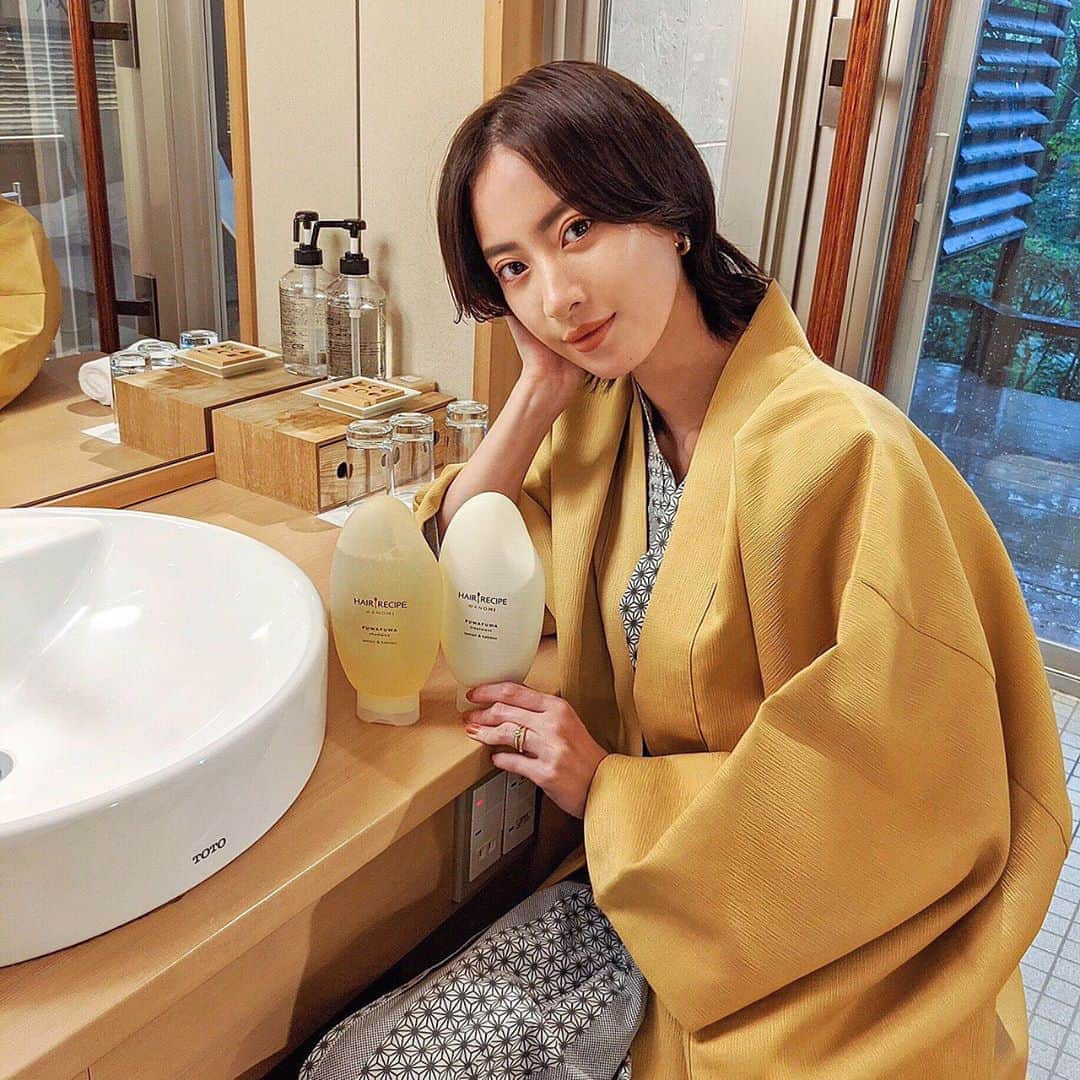 ソンイのインスタグラム：「旅行中も日々使ってる﻿シャンプーを使いたいからしっかり持参する派🛁🧴🍵  この間 @hairrecipe_official のライスオイルのヘアーケアアイテム紹介したんだけど同じシリーズのシャンプーも一緒に使っています🧴🧖🏻‍♀️  髪のスーパーフードのライスオイル配合で、すっごく気に入って実はもう２本目なの☺️  リピートしている理由はふわふわもちもちな泡👏🏼 そして髪を乾かしている時から感じる、ライスオイルがしっかり浸透したすっぴんツヤ髪感が好き🧴  １本目はダメージケアのつるんを使って、今はぺたんこ髪向けのふわふわを使ってみてます✌🏻 香りもタイプ別に違って日本をイメージした上質な香りですごく心地いいんだ🌿  #ヘアレシピ #ヘアレシピ和の実 #お米のヘアケア #お米のヘアオイル #お米のシャンプー#PartnershipwithWanomi」