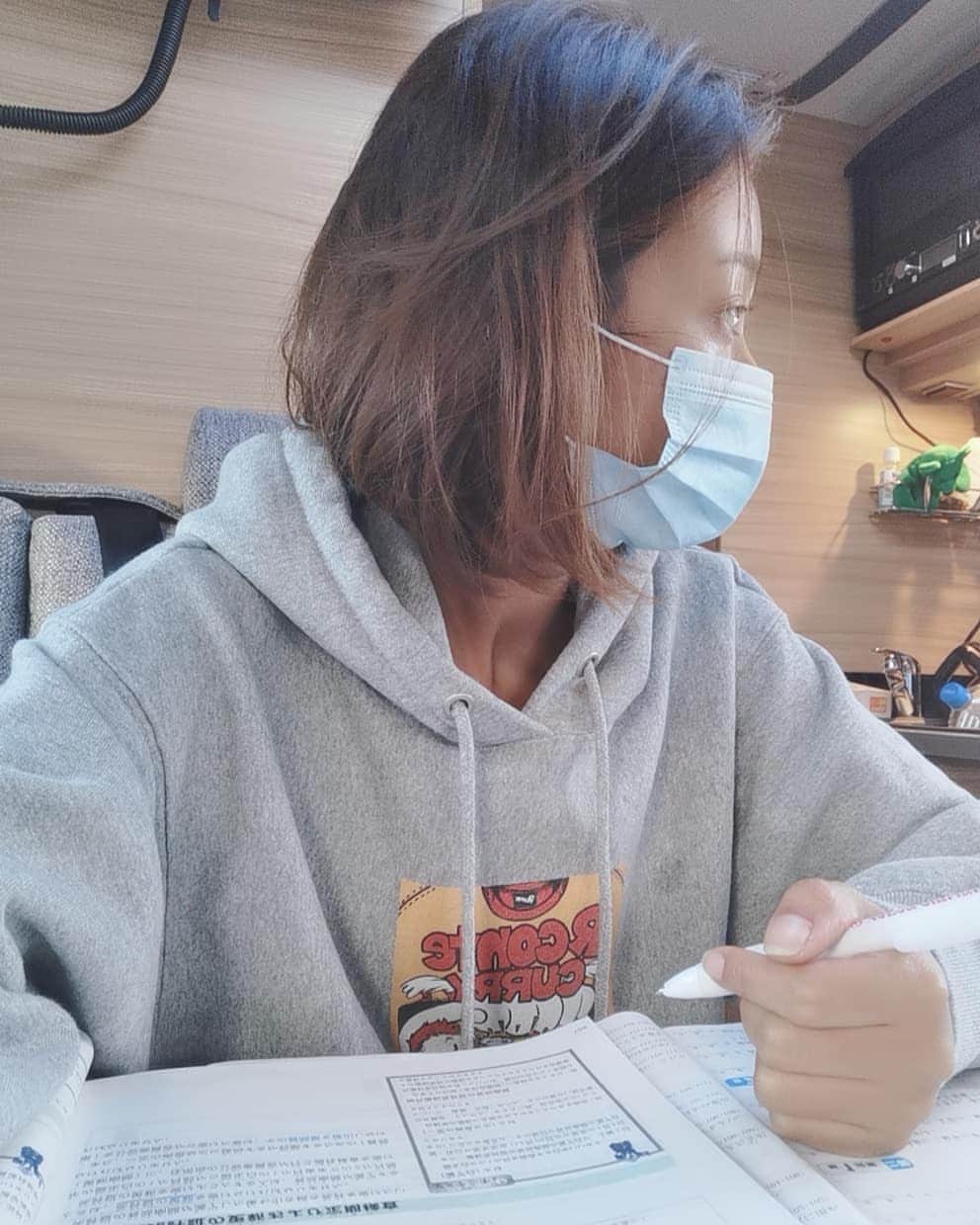 脇田恵子のインスタグラム：「免許合宿🚗in 新潟🤤. 8日に来て昨日仮免受かりました🥺パチパチ👏。  久しぶりのお勉強で目がしじみになりそうだよ😇。  運転まだまだ怖くて勉強は嫌いじゃないんだけど🙀、 でも先生みんな優しくてやっと一週間目くらいでなれてきた気がする。  ブログもインスタも更新したい気持ちはあるけど🥺 勉強するのに必死ですぐ脇田の電池きれちゃう🤫。」