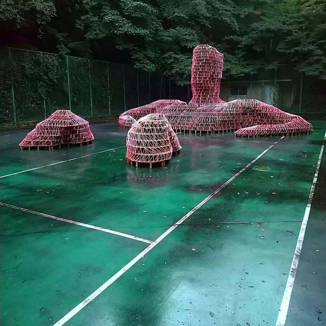 兵庫県さんのインスタグラム写真 - (兵庫県Instagram)「兵庫県公式インスタグラム『love_hyogo』です。  love_hyogoでは皆さんが#lovehyogo のハッシュタグを付けて投稿していただいた写真を紹介をさせていただきます。  本日のピックアップは @noramendayさんのお写真です👑 ハッシュタグをつけての投稿ありがとうございます🙏  写真は、神戸市北区にある有馬温泉街に展示されている作品です。  湯船に見立てたテニスコート床面にその巨体を沈めゆったり寛ぐピンクの巨人！森の秘湯でご満悦?!😁💕鼻歌が聞こえてきそう🎵🌿  毎年秋に開催される「六甲ミーツ・アート」芸術祭。今回初めて有馬温泉もサテライト会場となり、温泉街のあちこちにユニークな作品が展示されています。 “太閤の湯”賞に輝いたこの立体アートの作品名は『戻れない、過去に浸る日もあっていい』・・というもの。もの想う秋にピッタリですね。  皆さまもアートと温泉、芸術散歩にお出かけされるのはいかがですか👟🌿  兵庫にまつわる投稿は#lovehyogo のハッシュタグをお願いします👈  −−−−−−−−−−−−−−−−−−−−−−−−−−−−−−−−−−−−−−−−−−−−−−−−− 兵庫県では、新型コロナウイルス感染拡大を予防する『ひょうごスタイル』（📍3密（密閉、密集、密接）の回避📍身体的距離の確保📍マスクの着用等）の推進のご協力をお願いしています。  #兵庫県#兵庫#lovehyogo#love_hyogo#photooftheday#followme#神戸市#北区#有馬温泉#六甲ミーツ・アート#巨人#立体アート#秋#自慢したい兵庫の景色」10月15日 16時50分 - love_hyogo