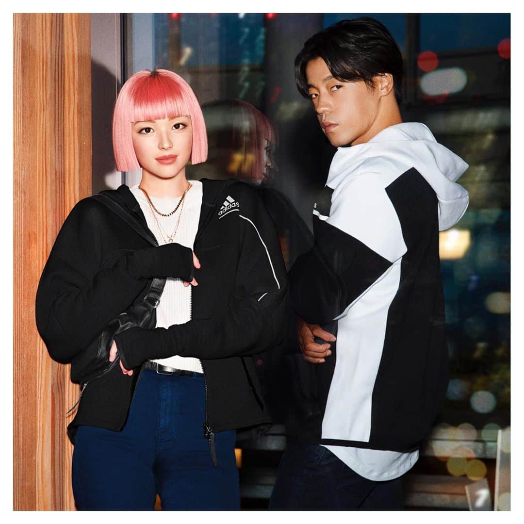 新田桂一のインスタグラム：「初adidasを撮りました。 スタッフの皆様、ありがとうございました。 とても綺麗に仕上がったと思います。 @adidastokyo  @imma.gram さん & @takuya_haneda さん  ありがとうございました😊  AD @rokkan_design  HM @yae_nakayama66631  Retoucher @yuji.hatakeyama  Assistant @hiroki_asano_  @magome_takumi  @keiichistudio666   Thanks @shintaronamba   #ブレない自分を身にまとえ #adidasZNE #adidastokyo #アディダス #東京 #adidas」