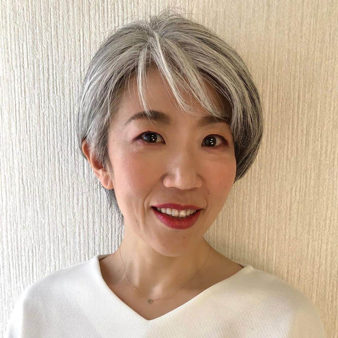 朝倉真弓さんのインスタグラム写真 - (朝倉真弓Instagram)「✨オンラインメイクセミナー💄✨﻿ ﻿ 1枚目のわたしのメイク、﻿ 目元が印象的だと思いませんか？﻿ ﻿ メイクしてくださったのは﻿ 星泰衣（ほしやすえ）さん。﻿ ﻿ この星さんをお迎えし、﻿ グレイヘアに似合うメイク、 特に眉と目元にフォーカスして 教えていただきます。﻿ ﻿ 日程などの詳細＆チケットはこちら↓﻿ ﻿ https://j-gha20201112.peatix.com﻿ ﻿ ﻿ ご一緒に、﻿ オンラインで楽しみましょう💕﻿ ﻿ #グレイヘア #グレーヘア #白髪 #白髪染め #白髪染めやめた #grayhair #grayhairstyle #greyhair #日本グレイヘア協会 #jgha #美容師さんと繋がりたい #美容師」10月15日 16時51分 - mayumi_asakura