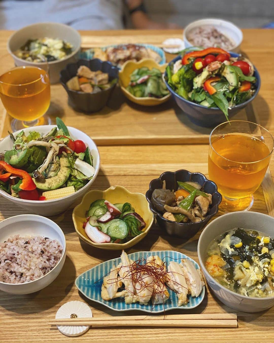 クロさんのインスタグラム写真 - (クロInstagram)「昨日の晩ご飯👩🏽‍🍳﻿ ﻿ 「ご飯イヤイヤ期」明けのわたし。﻿ 作りすぎである。。﻿ リバウンドが恐ろしや。﻿ ﻿ でも、サラダも前日の（ちといたんでて見た目がw）﻿ スープもリメイクの。﻿ ﻿ 作ったのは酢の物と、筑前煮（レンコン忘れた）﻿ 詳しくはブログに書きましたーーっ✍🏽✍🏽﻿ ﻿ #筑前煮 #タコときゅうりの酢の物 #今日の晩御飯 #山本ゆり #つくりおき食堂まりえ #まりえご飯 #お家ごはん #おうちごはん #時短ご飯 #dinner #簡単レシピ #レシピ #電子レンジご飯 #時短レシピ#yummy #delistagrammer #homecooking #tokyo #japanesefood #instafood #foodstagram #クロリサ的自炊 #おうちご飯 #クッキングラム #晩ごはん #instagood #instalike #tokyo #可愛い #大好き」10月15日 16時45分 - kuro_risa