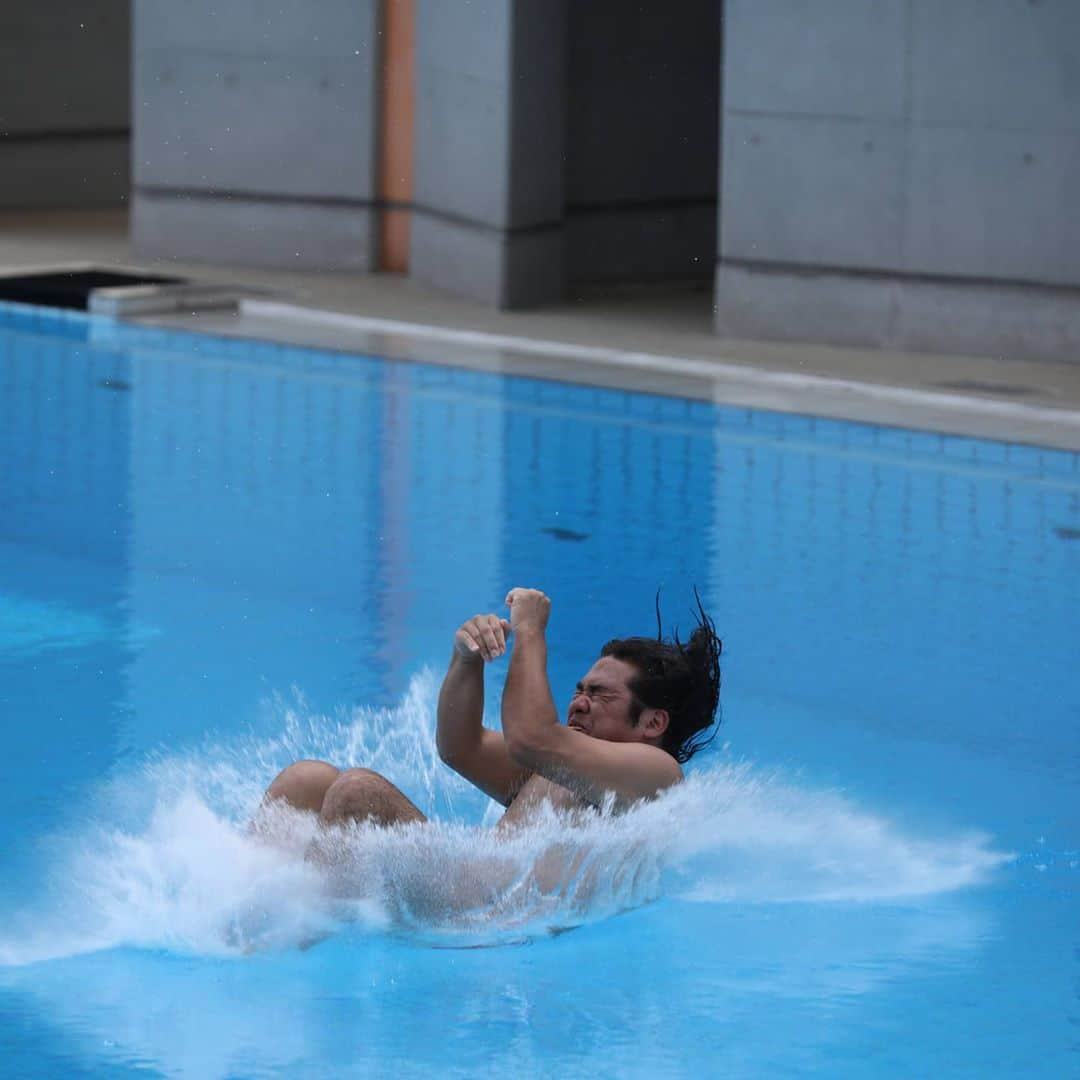 中岡創一さんのインスタグラム写真 - (中岡創一Instagram)「水に入る中岡  いろんな水の入り方があるのを  身をもって知りました。  中岡が 空中から水面に入る瞬間をどうぞ  #どうぞと言われたら嫌ですと答える #中岡よ学んだら何かに生かせよ #中岡よ水面を乱すな #中岡よ空中にあやまれ #でもいい写真や #いいねもらっとけ」10月15日 16時46分 - lottinakaoka