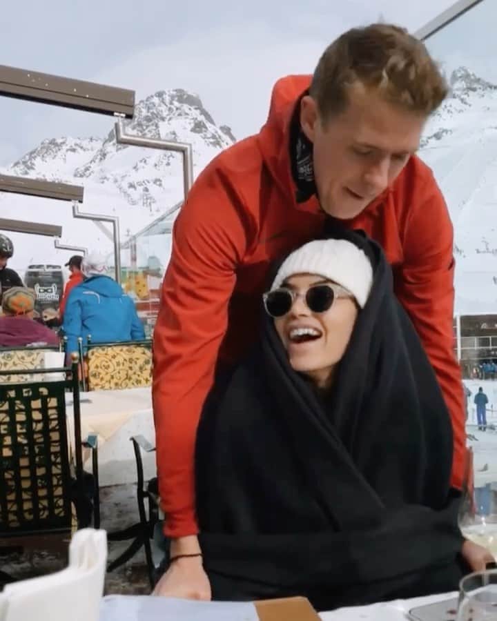 Diipa Büller-Khoslaのインスタグラム：「Get yourself a man like @olegbuller who puts you in a blanket burrito to keep you warm! 🥶😂 #IndianGirlProblems #WinterIsComing Who else CANNOT stand the cold?」