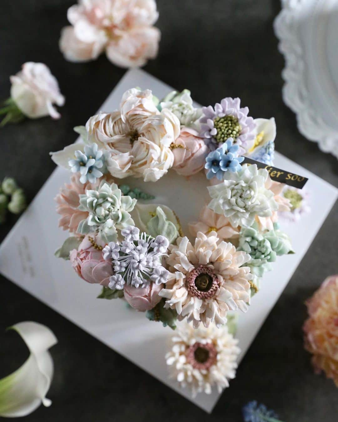 청담 수케이크 (atelier soo)さんのインスタグラム写真 - (청담 수케이크 (atelier soo)Instagram)「ㅡ Master 2. 생화파이핑반 보기만해도숨이가쁘다!실제로숨을많이참아야하는파이핑힘이있지만둔탁하지않게뽑기.참.성숙한파이핑ㅡ성숙한두분과함께🕊 ㅡ #flower #cake #flowercake #partycake #birthday #bouquet #buttercream #baking #wilton #weddingcake ㅡ www.soocake.com vkscl_energy@naver.com」10月15日 16時48分 - soocake_ully
