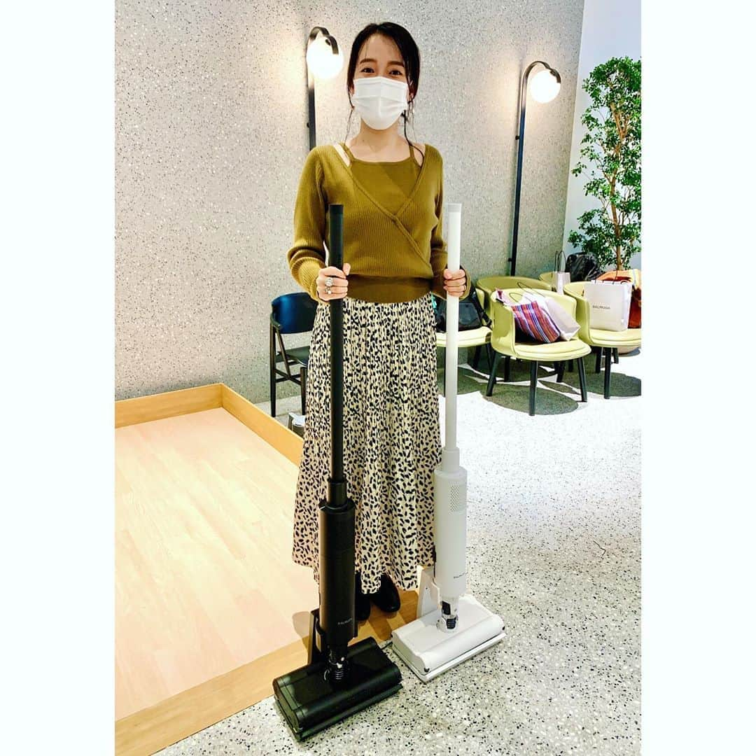 奈津子さんのインスタグラム写真 - (奈津子Instagram)「「BALMUDA The Cleaner」ついに発表。バルミューダ独自のホバーテクノロジーでまるで床から本体が少し浮いてるかのような軽いかけ心地😳ほうきのようにシンプルなデザインでクイックルワイパーのようにヘッドを回転できたり360°方向へ動かせるから横にも斜めにもスライド可能。個人的には自立しているときのナチュラルな佇まいがツボでした。(動いている様子はswipeしてね) ・ ノズルは外してハンディクリーナーにも。ブラックはハンディにするとショットガンみたいにクール。価格は54,000円(税込)で11/17発売だそう。その自由さに、使っていてワクワクする家電です✨ ・ #家電 #家電好き #家電女優 #奈津子 #バルミューダ　#掃除　#掃除機  #掃除グッズ #コードレス掃除機  #掃除道具 #インテリア #balmudathecleaner  #balmuda #interior」10月15日 16時49分 - natsuko_kaden